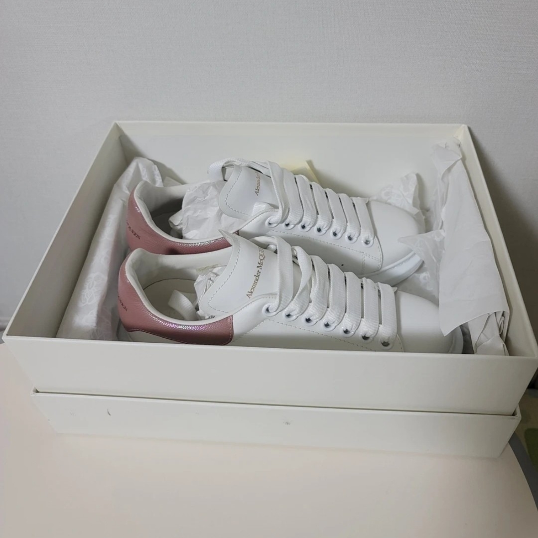 (W) Alexander McQueen Oversized Sneakers Pearlized Pink 착용 스타일 - 1