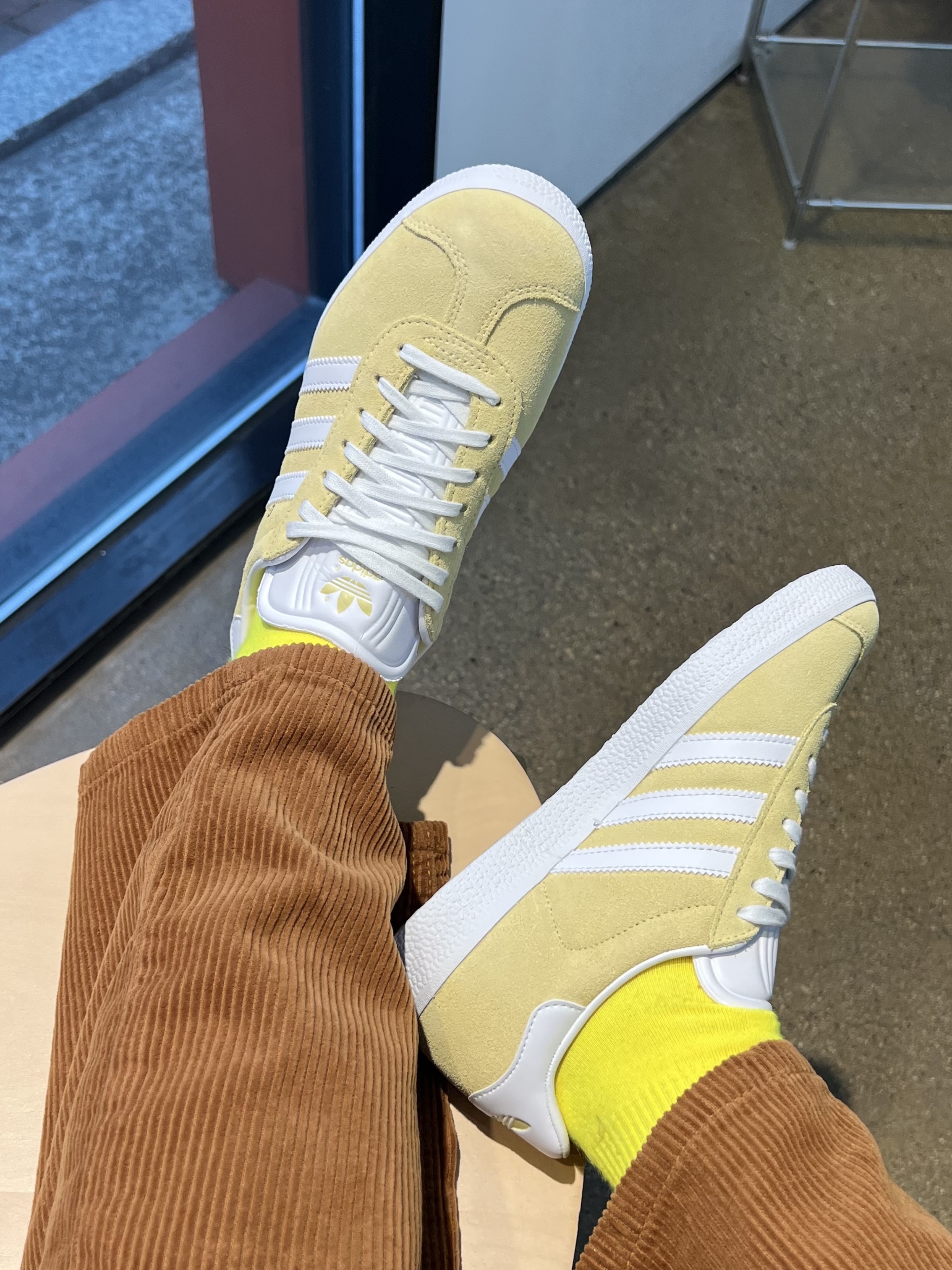 Adidas Gazelle Almost Yellow, Adidas x Andre Saraiva Superstar Cream White Core Black 착용 스타일 - 3