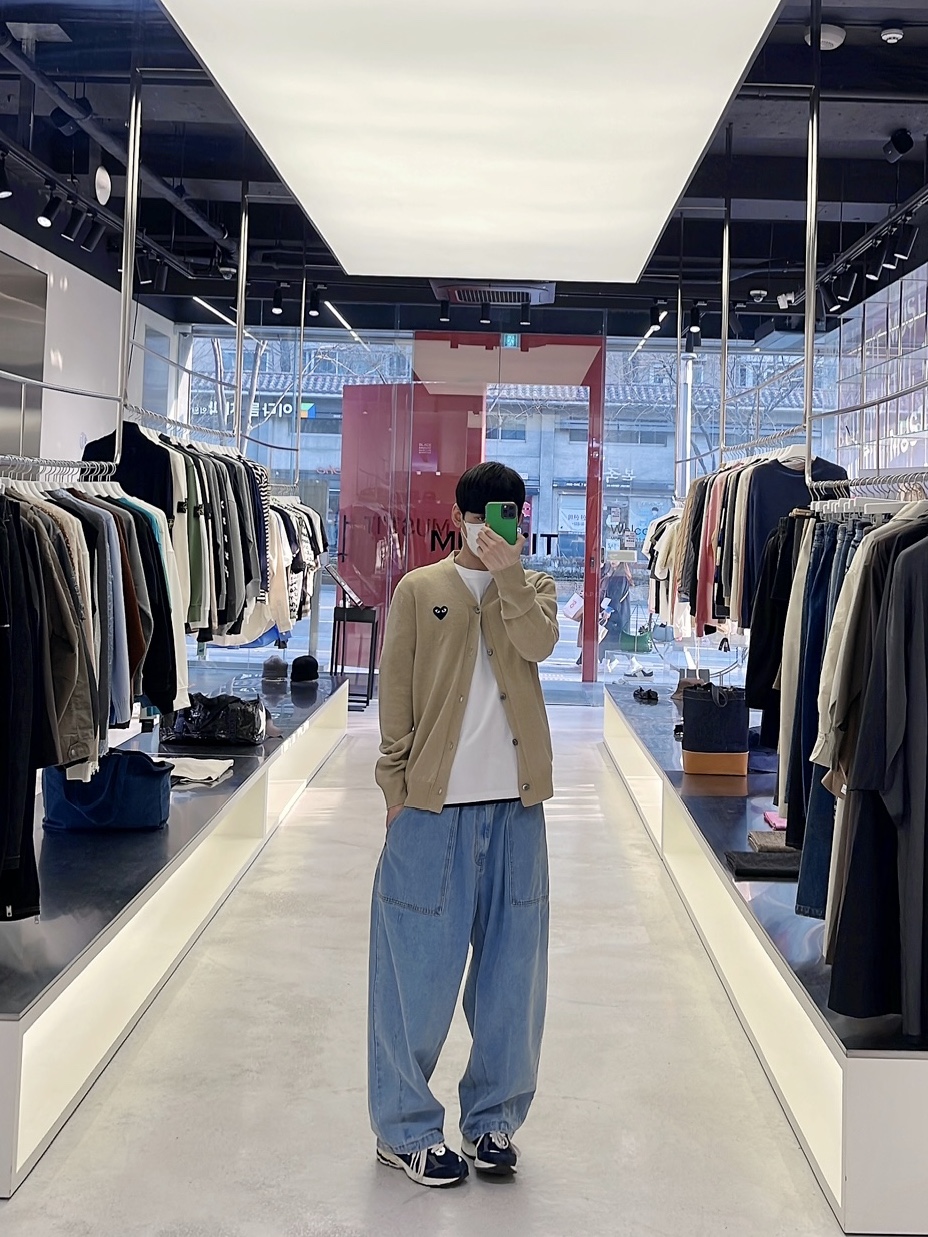 New Balance 2002R Eclipse Castlerock, Play Comme des Garcons Black Heart Knit Cardigan Beige 착용 스타일 - 1