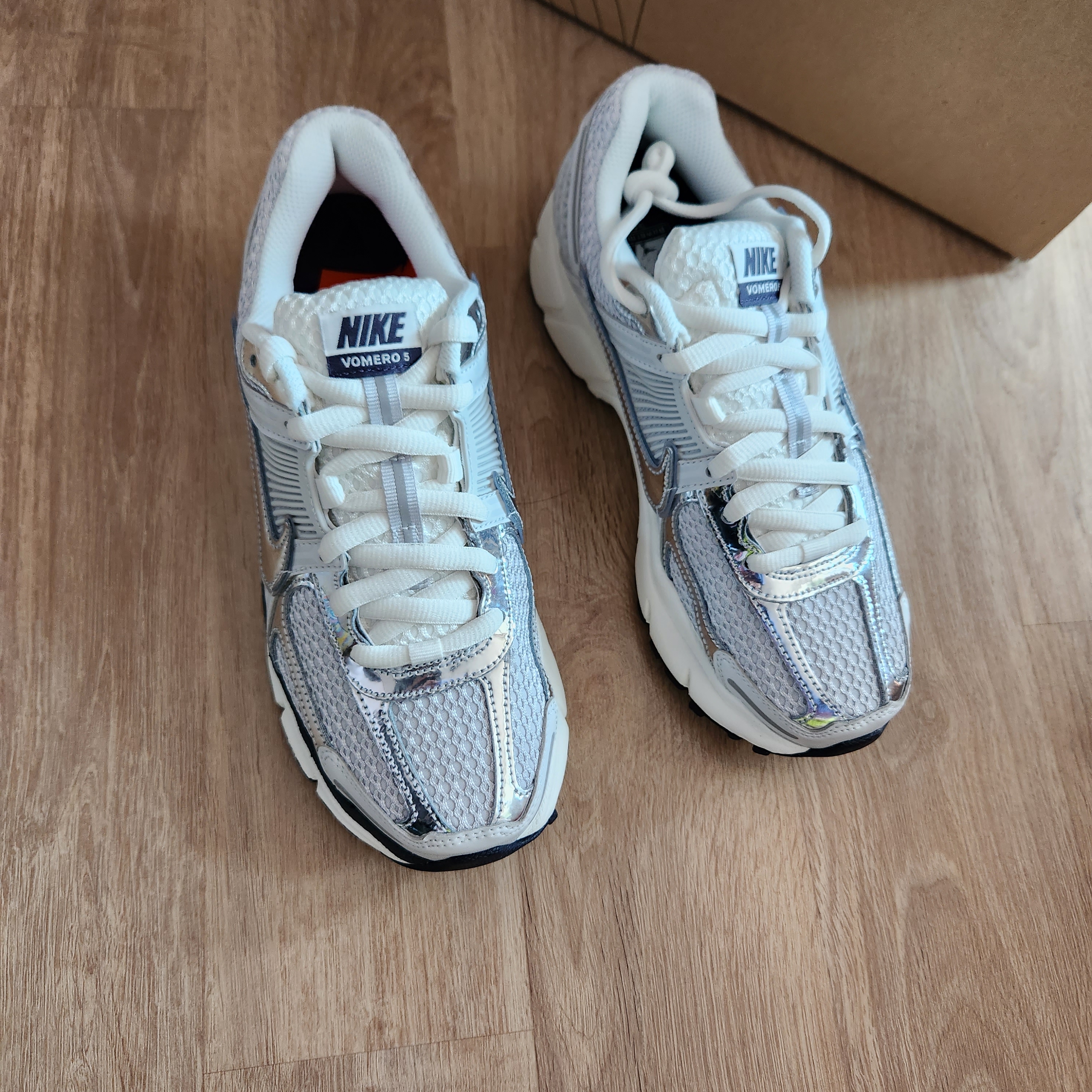 (W) Nike Zoom Vomero 5 Photon Dust and Metallic Silver 착용 스타일