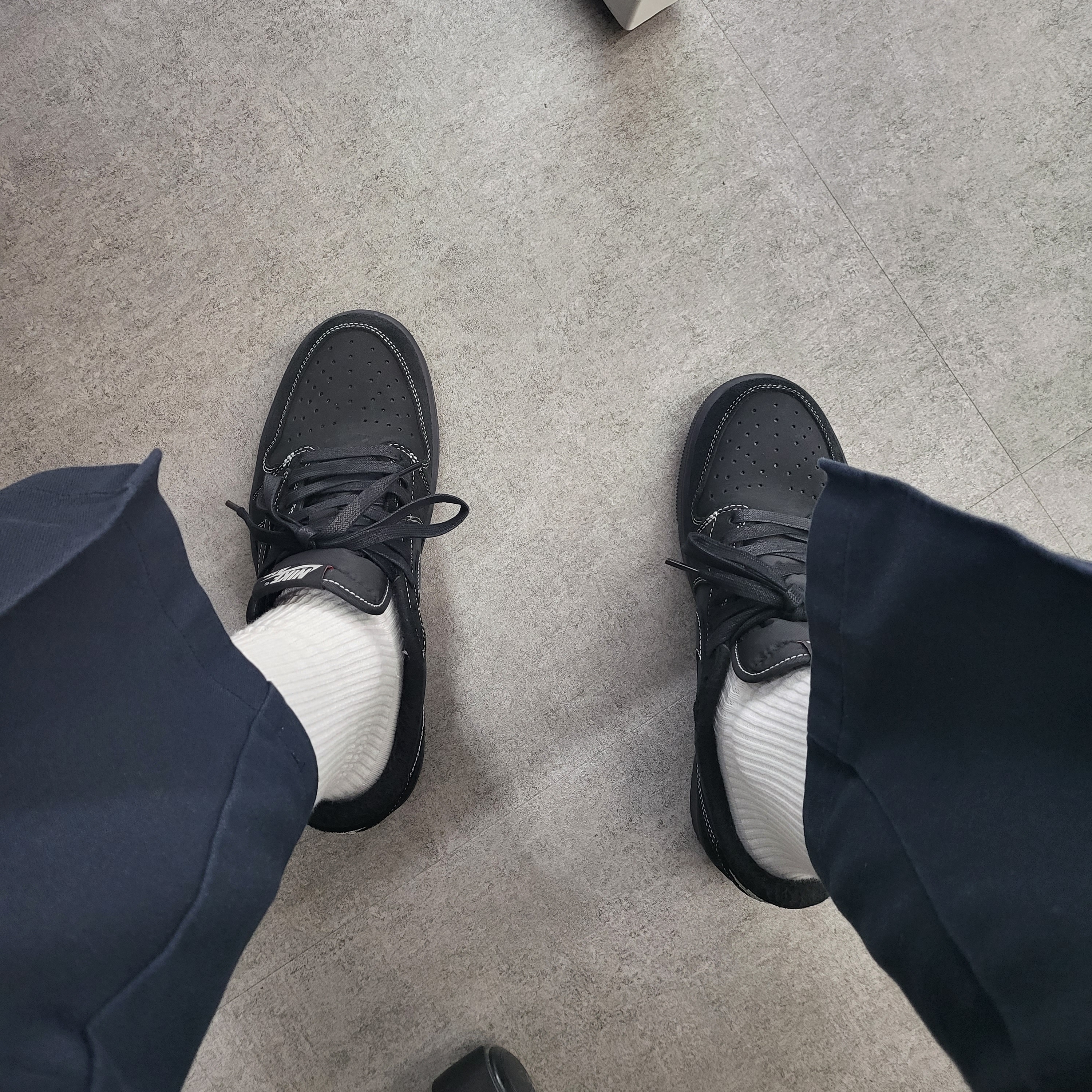 Jordan 1 x Travis Scott Retro Low OG SP Black Phantom 착용 스타일 - 2