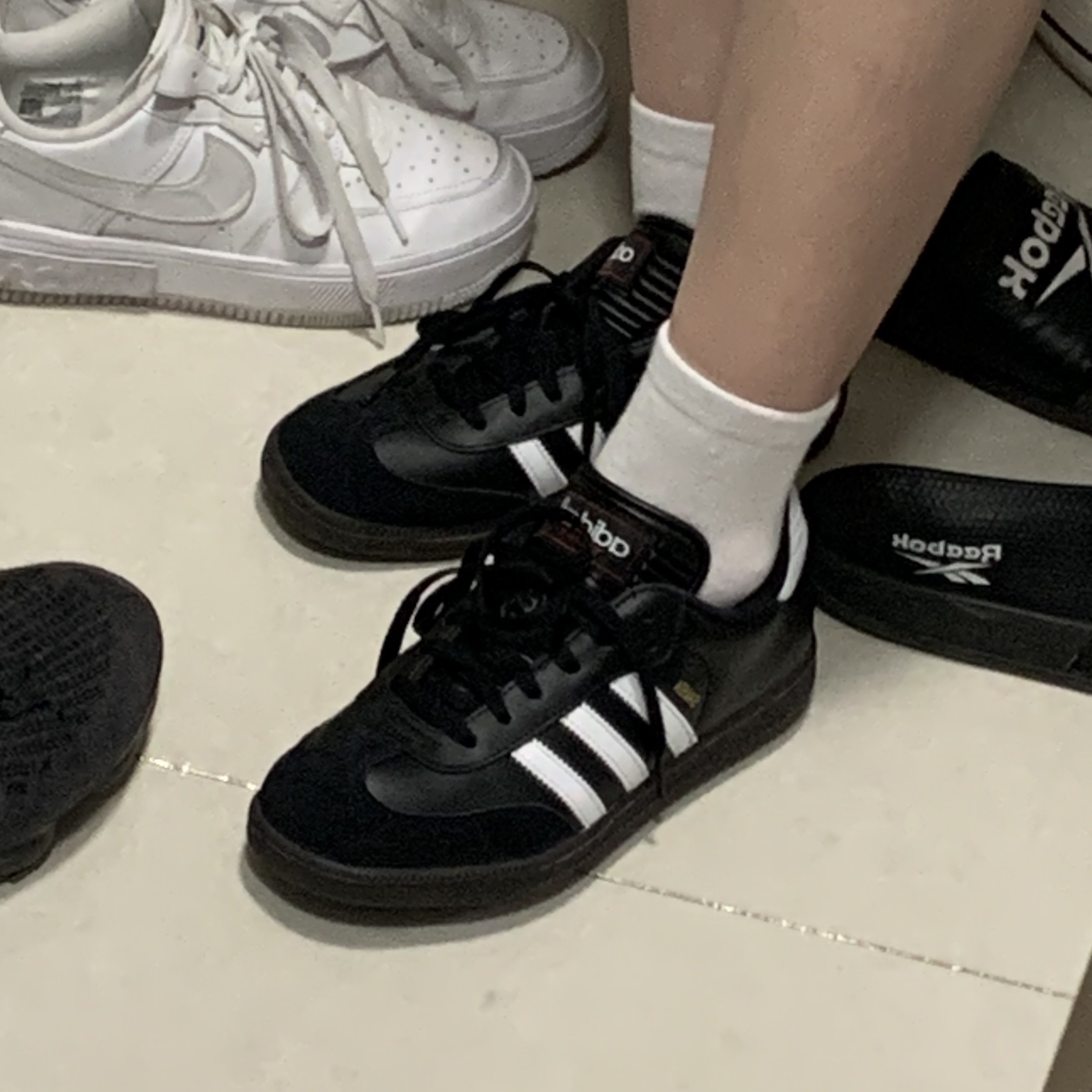 (J) Adidas Samba Classic Core Black, (W) Nike Air Force 1 Fontanka White 착용 스타일 - 2
