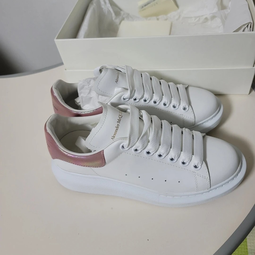 (W) Alexander McQueen Oversized Sneakers Pearlized Pink 착용 스타일 - 2