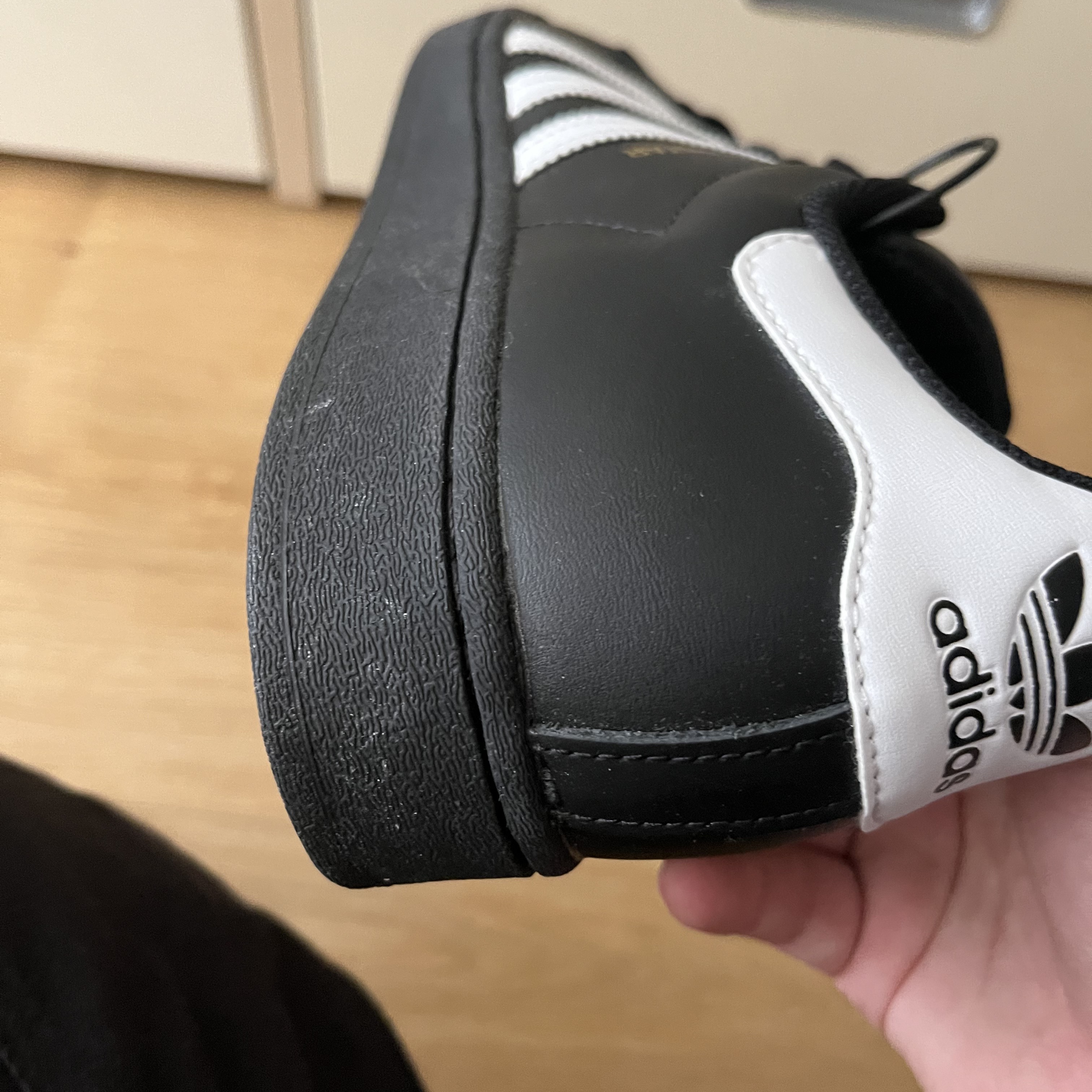 Adidas Superstar Core Black White 착용 스타일 - 5