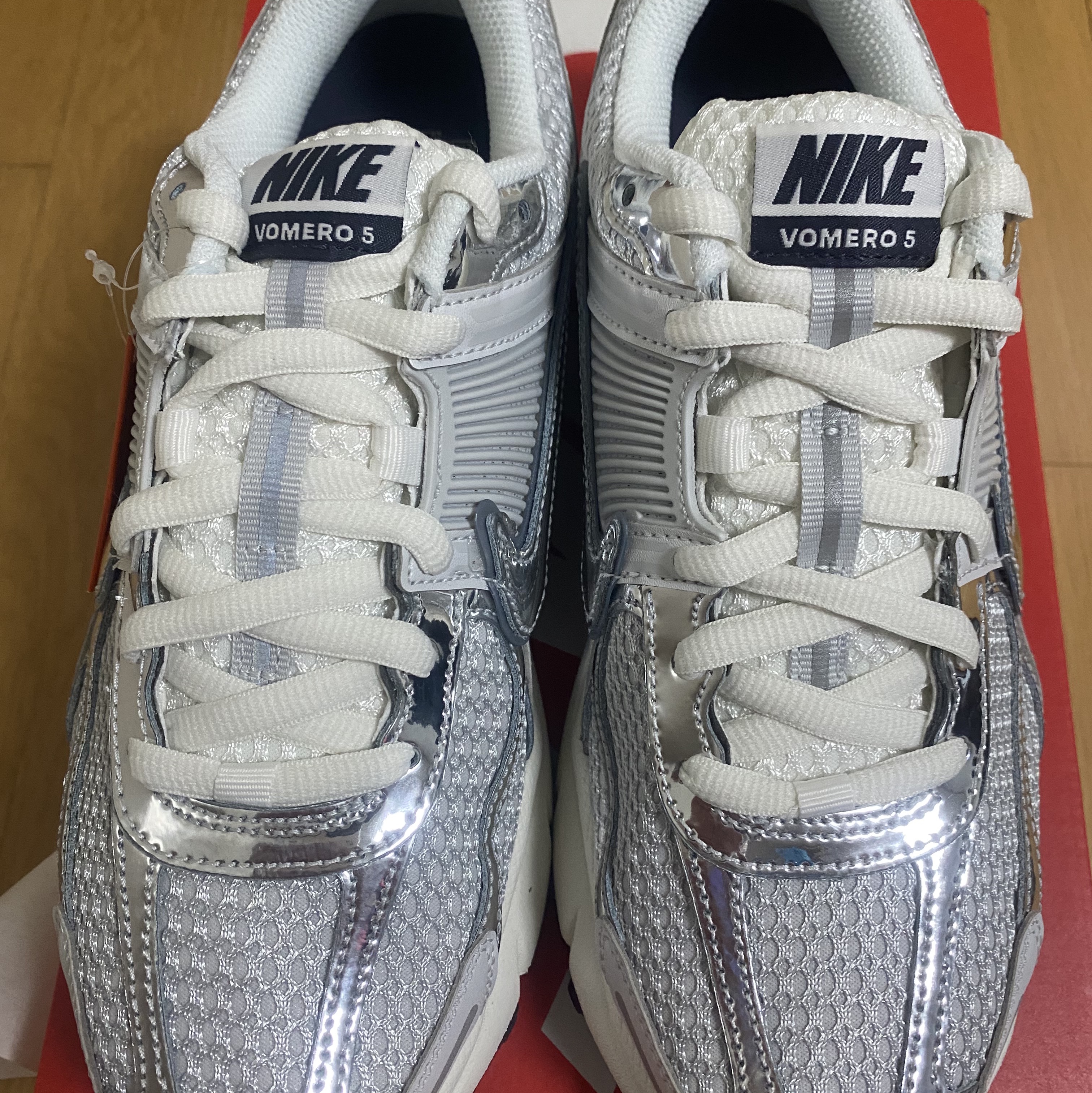 (W) Nike Zoom Vomero 5 Photon Dust and Metallic Silver 착용 스타일 - 2