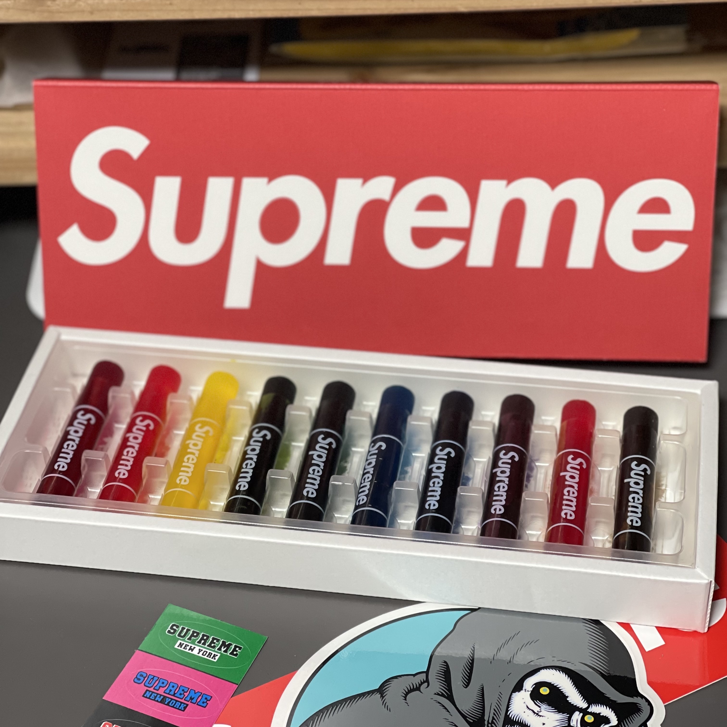 Supreme x Kokuyo Translucent Crayons Multicolor (Pack Of 10) 착용 스타일