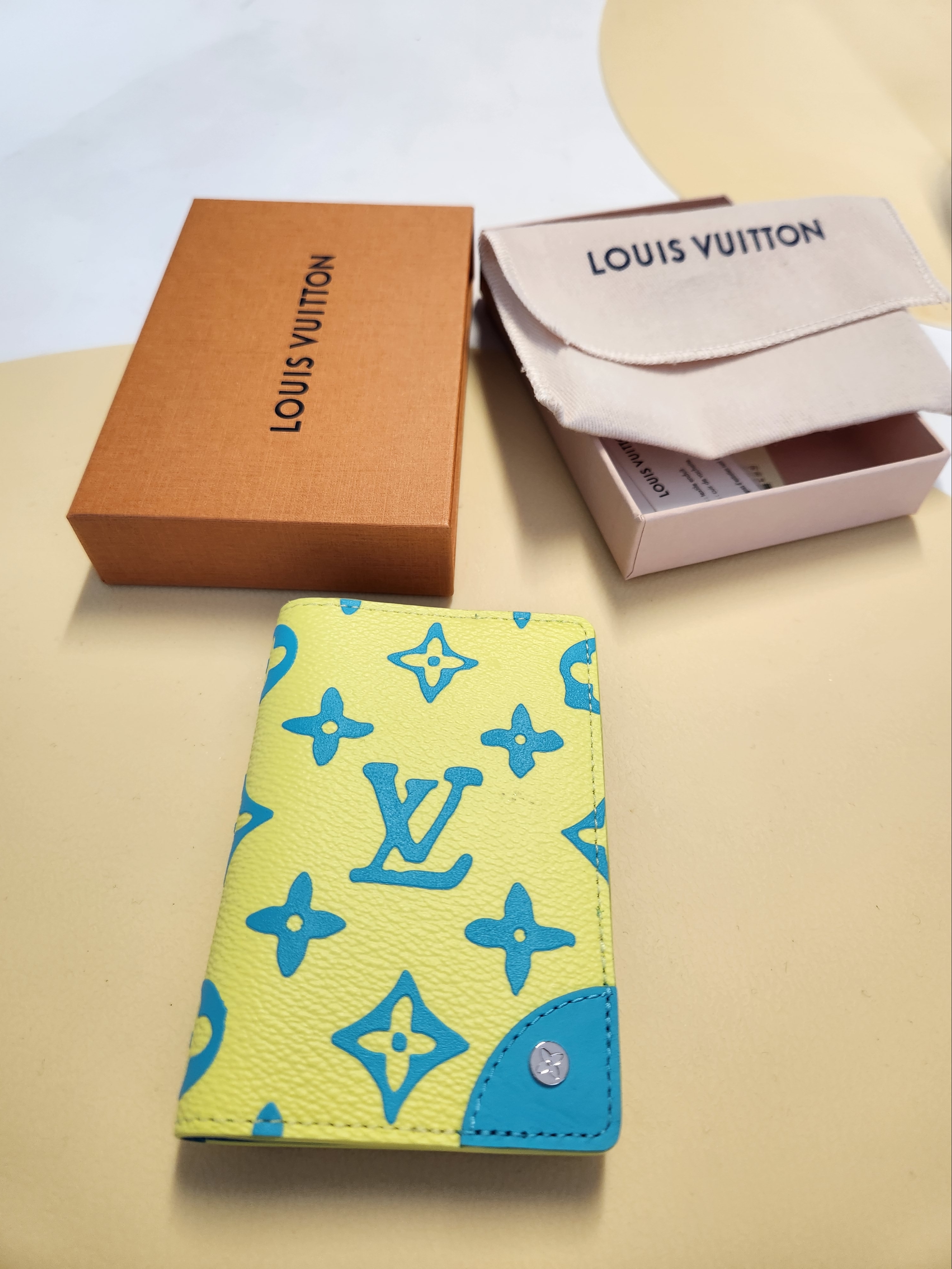Louis Vuitton Pocket Organizer Monogram Playground Lime 착용 스타일