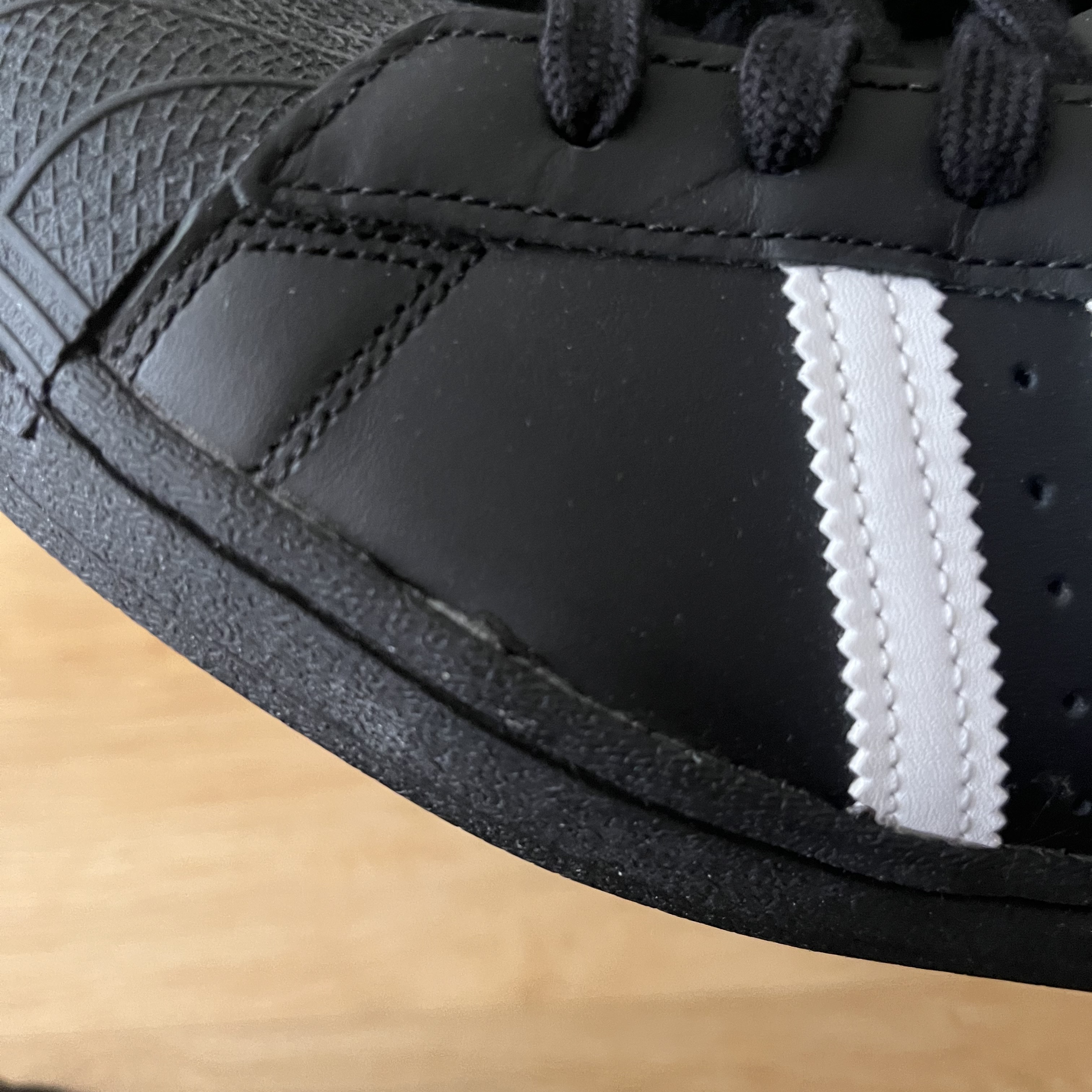 Adidas Superstar Core Black White 착용 스타일 - 4