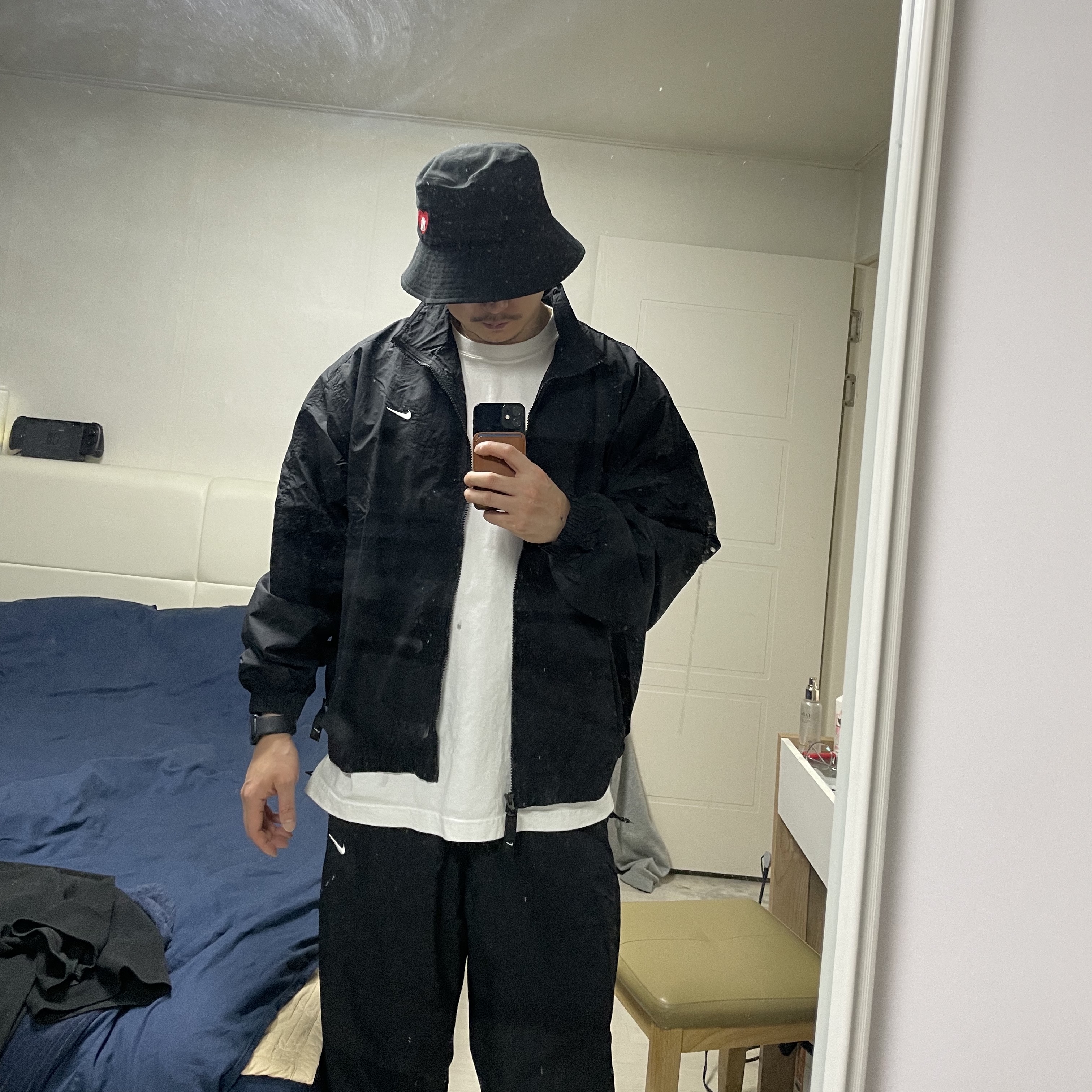 Nike NRG Solo Swoosh Woven Track Jacket Black - Asia, Nike NRG Solo Swoosh Woven Track Pants Black White - Asia 착용 스타일 - 1