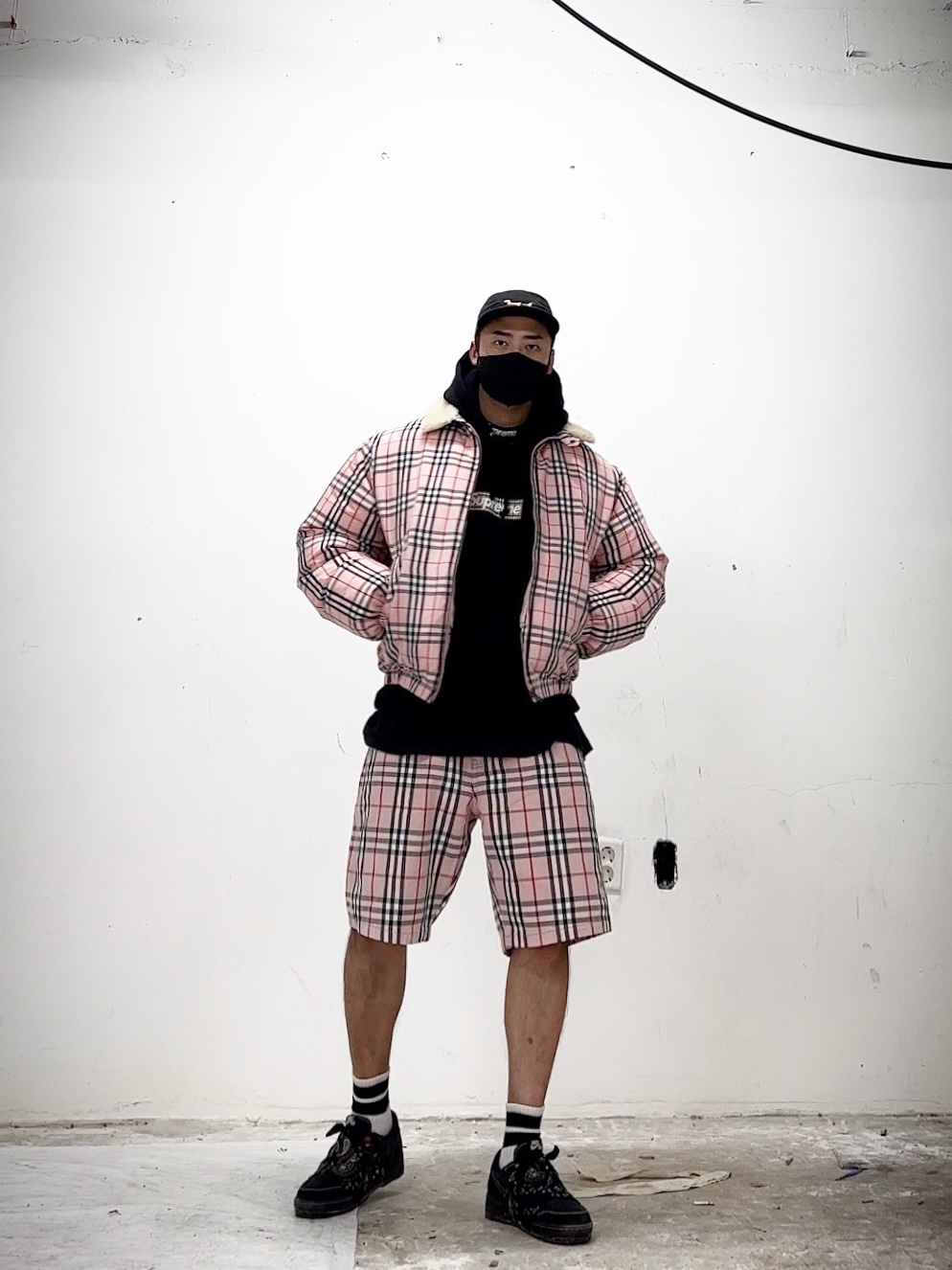 Supreme x Nike ACG Jersey Black - 22FW, Supreme x Burberry Box Logo Hooded Sweatshirt Black - 22SS 착용 스타일 - 1