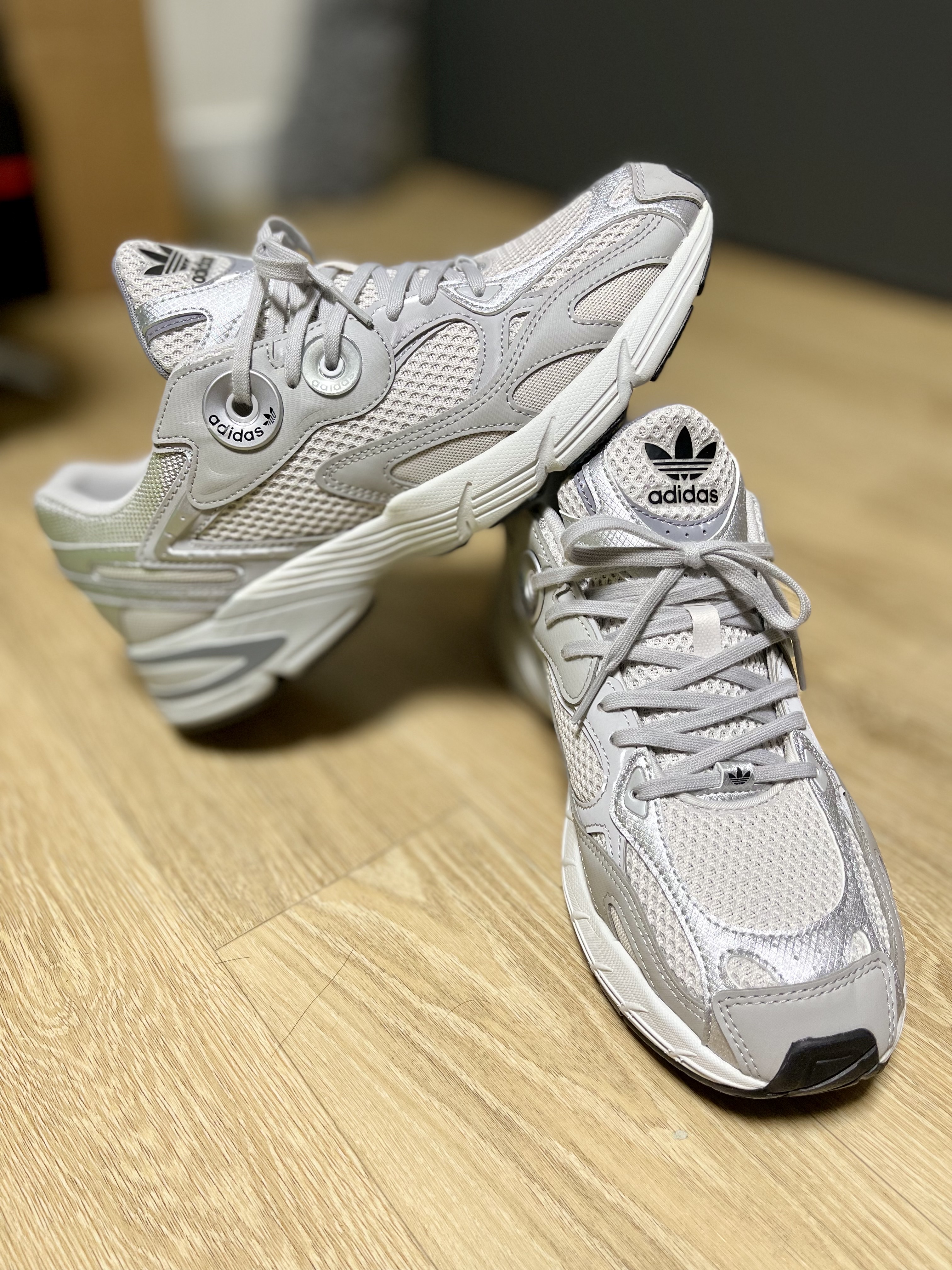 (W) Adidas Astir Grey Two, (W) Adidas Astir Off White Clear Sky 착용 스타일 - 1