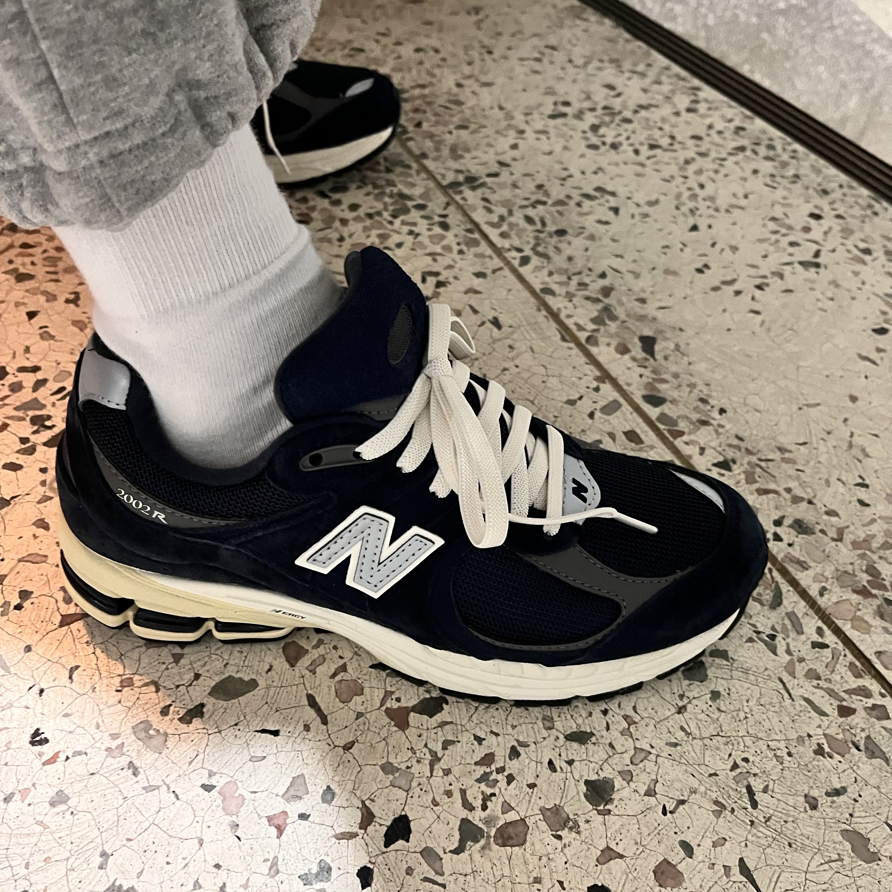 New Balance 2002R Eclipse Castlerock 착용 스타일