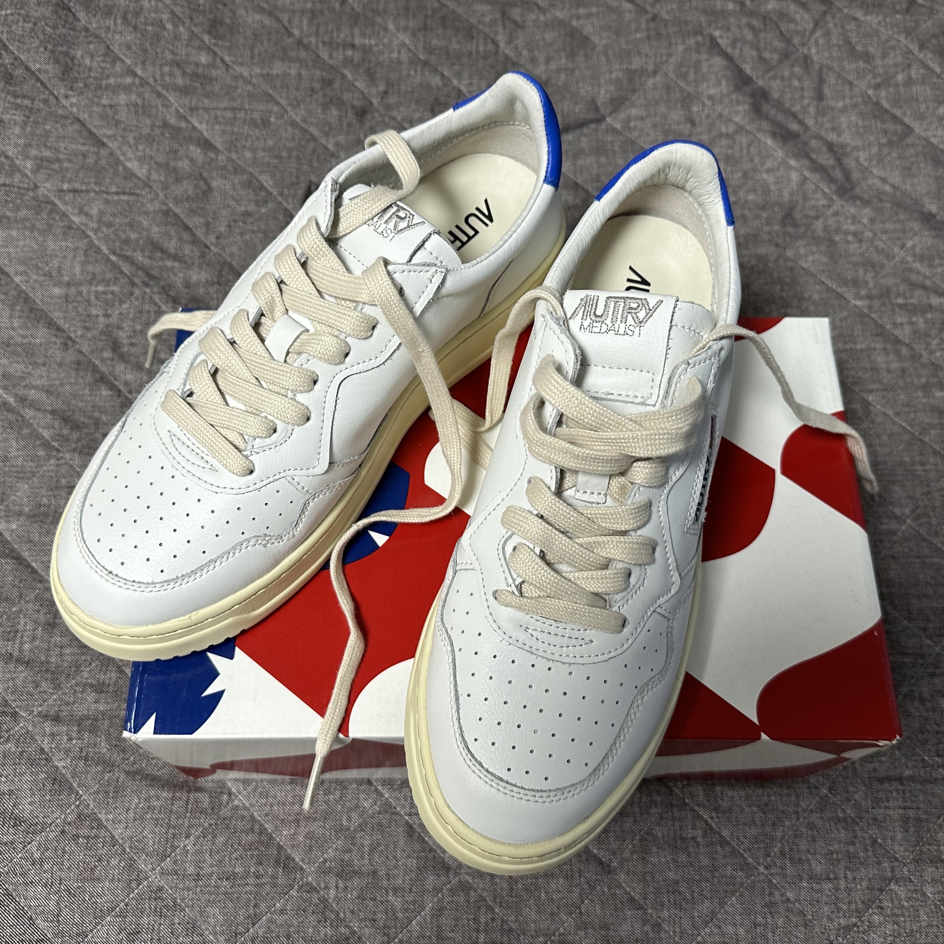 Autry Medalist Low Leather Sneakers White Azure 착용 스타일 - 3