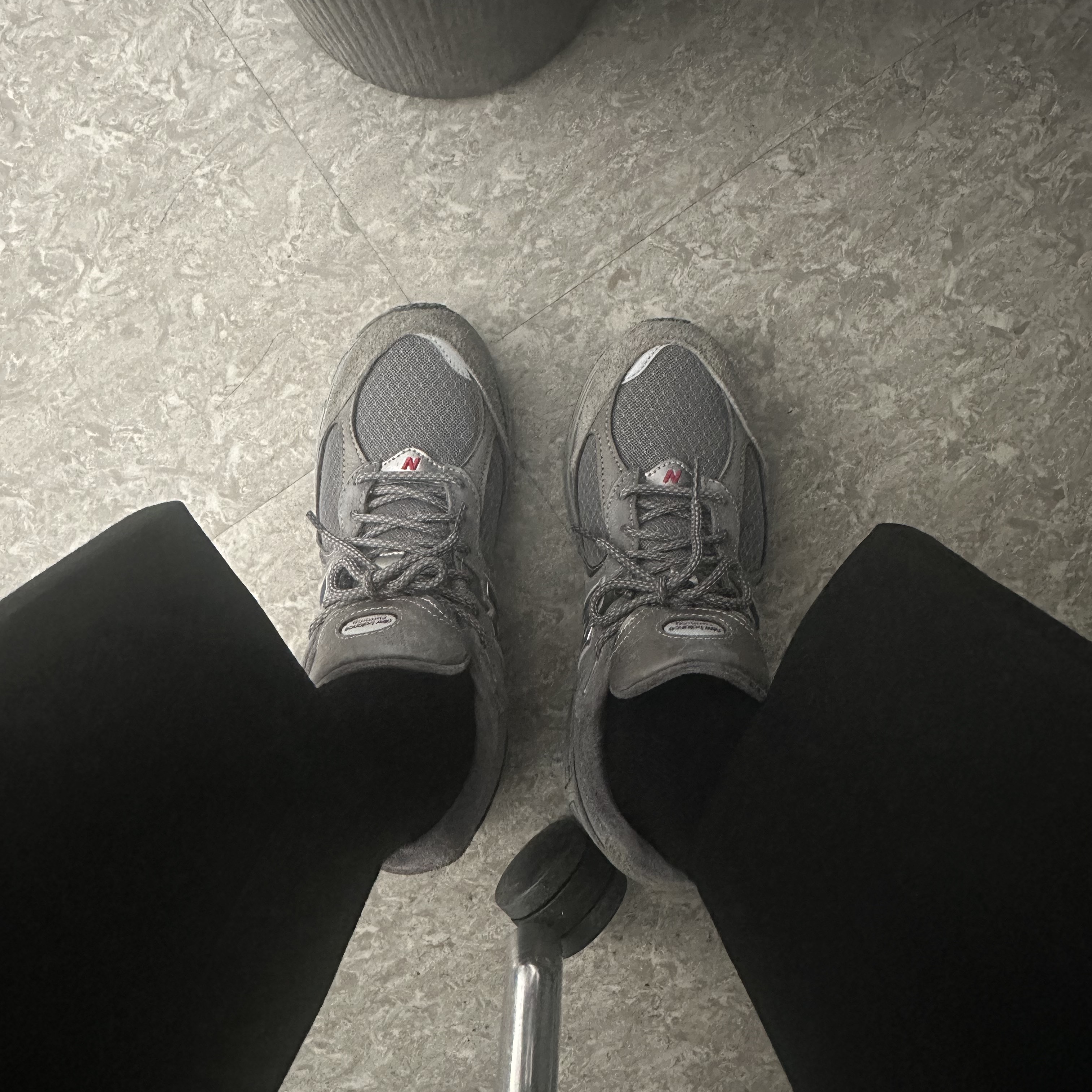 New Balance 2002R Premium Vintage Grey 착용 스타일