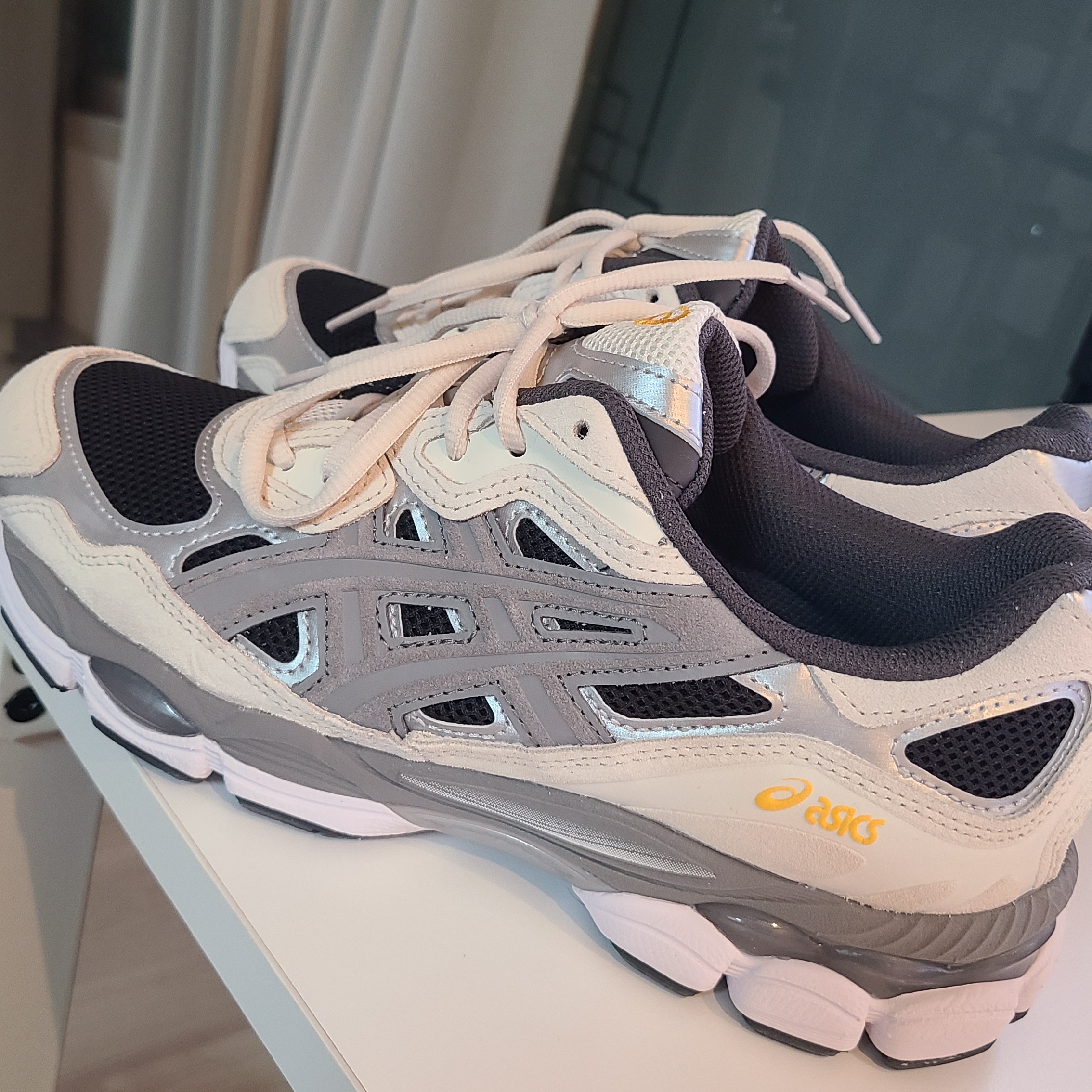 Asics Gel-NYC Black Clay Grey 착용 스타일