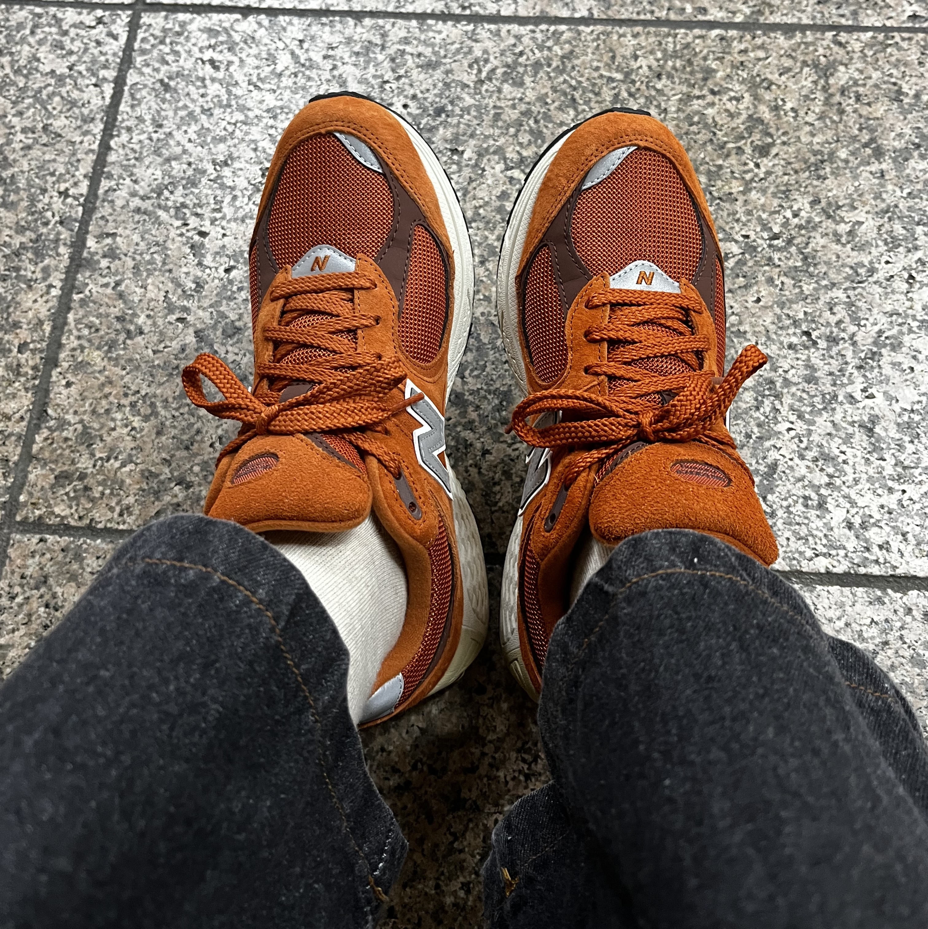 New Balance 2002R Rust Oxide 착용 스타일 - 2