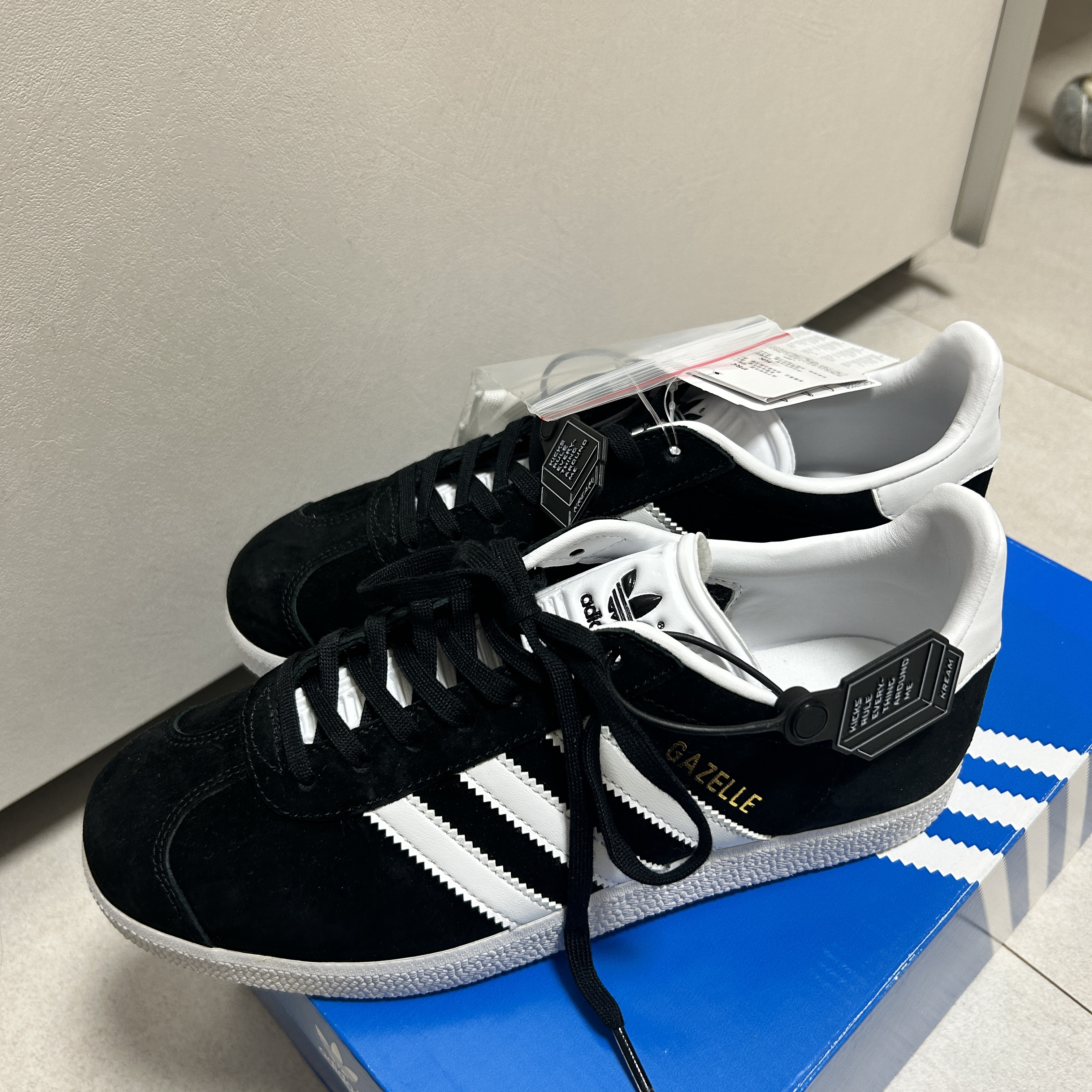 Adidas Gazelle Core Black White 착용 스타일