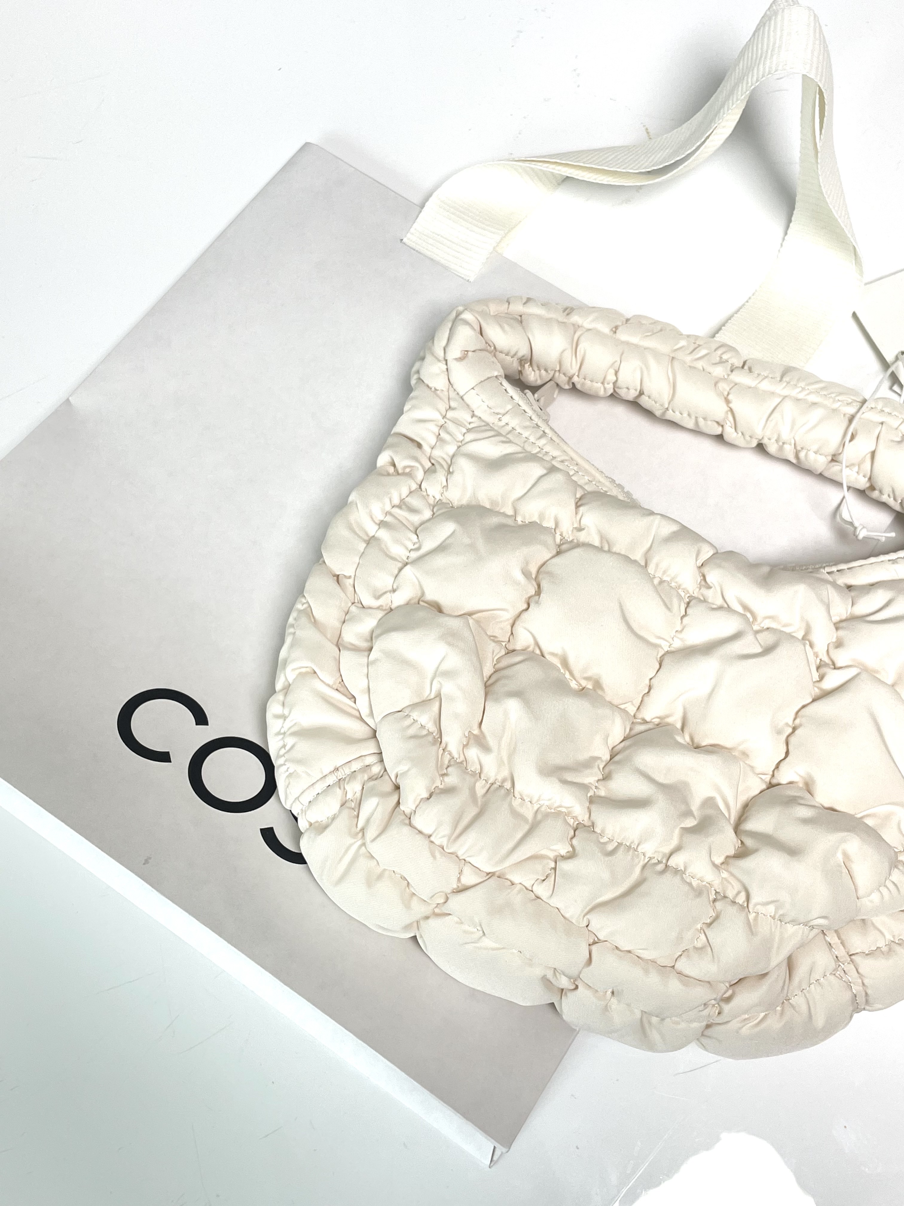 COS Quilted Micro Bag Off White 착용 스타일 - 4
