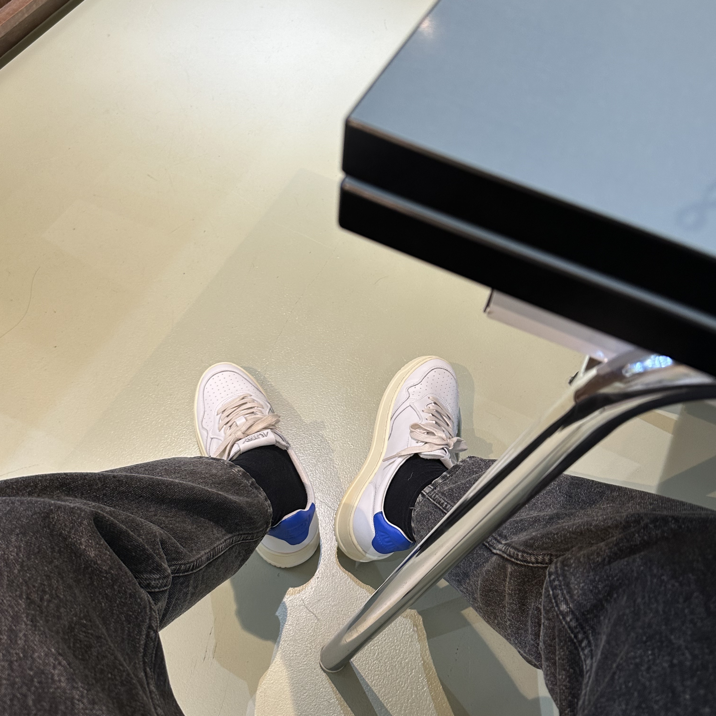 Autry Medalist Low Leather Sneakers White Azure 착용 스타일 - 1
