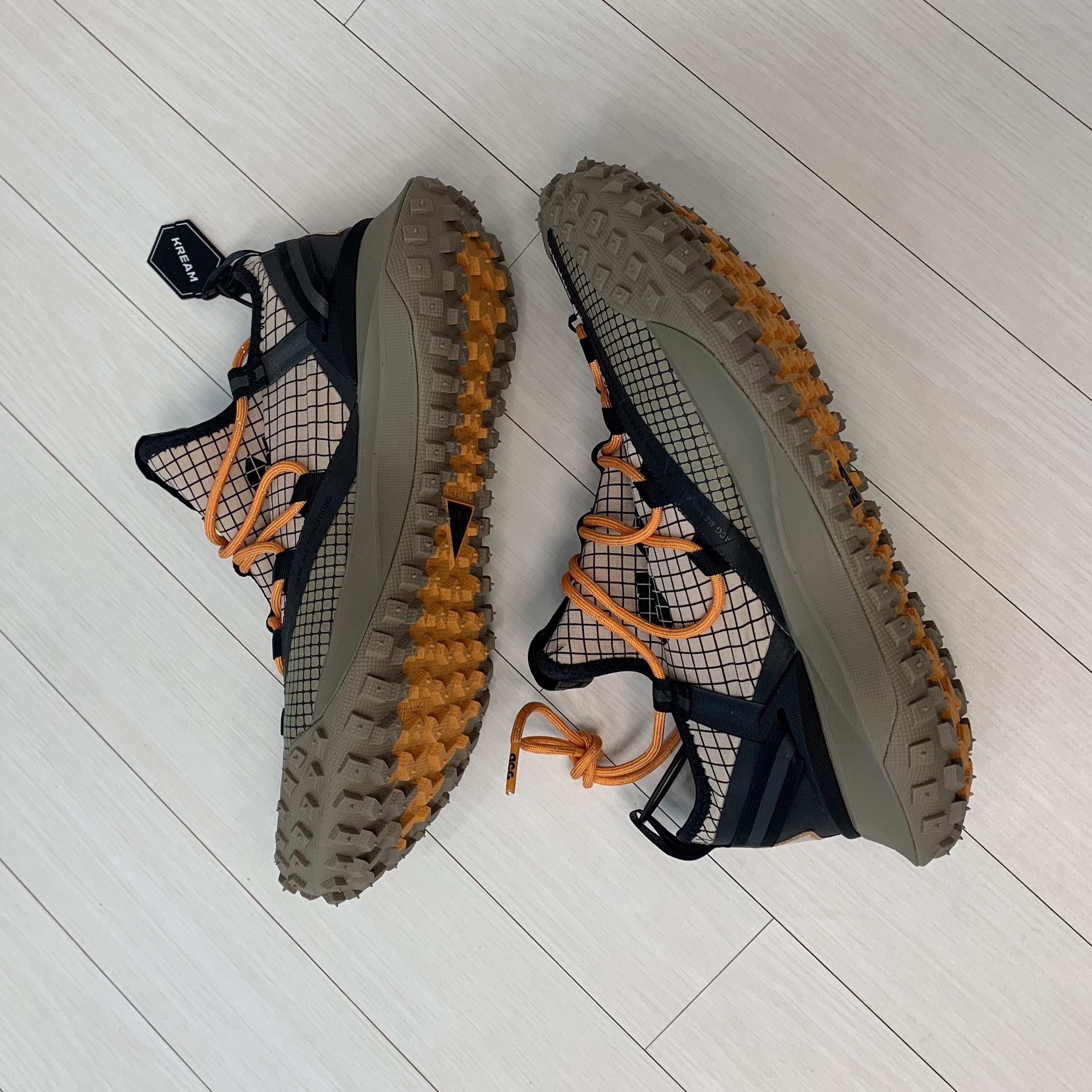 Nike ACG Mountain Fly Low Fossil Stone 착용 스타일 - 2