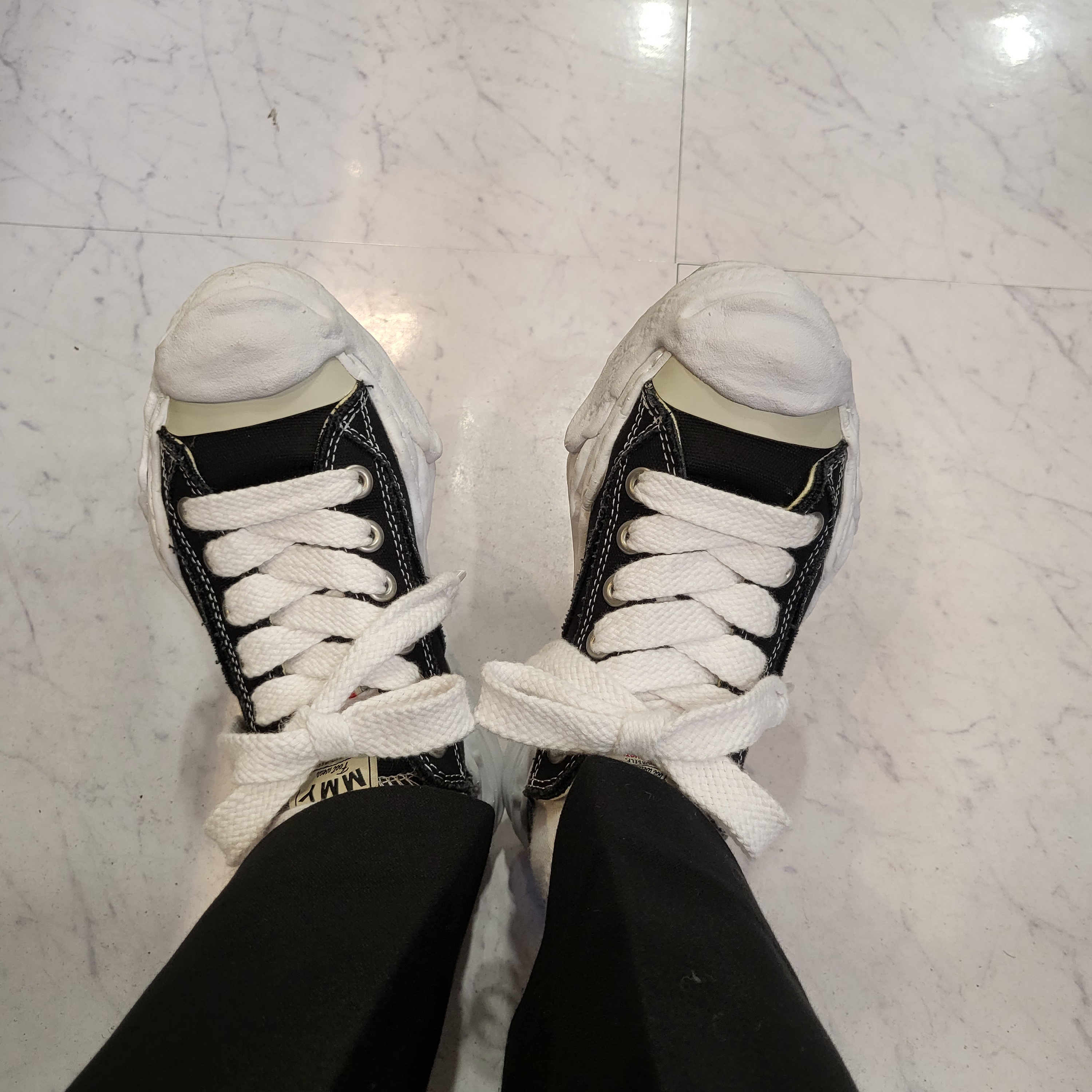 Maison Mihara Yasuhiro Hank OG Sole Canvas Low-top Sneakers Black 착용 스타일