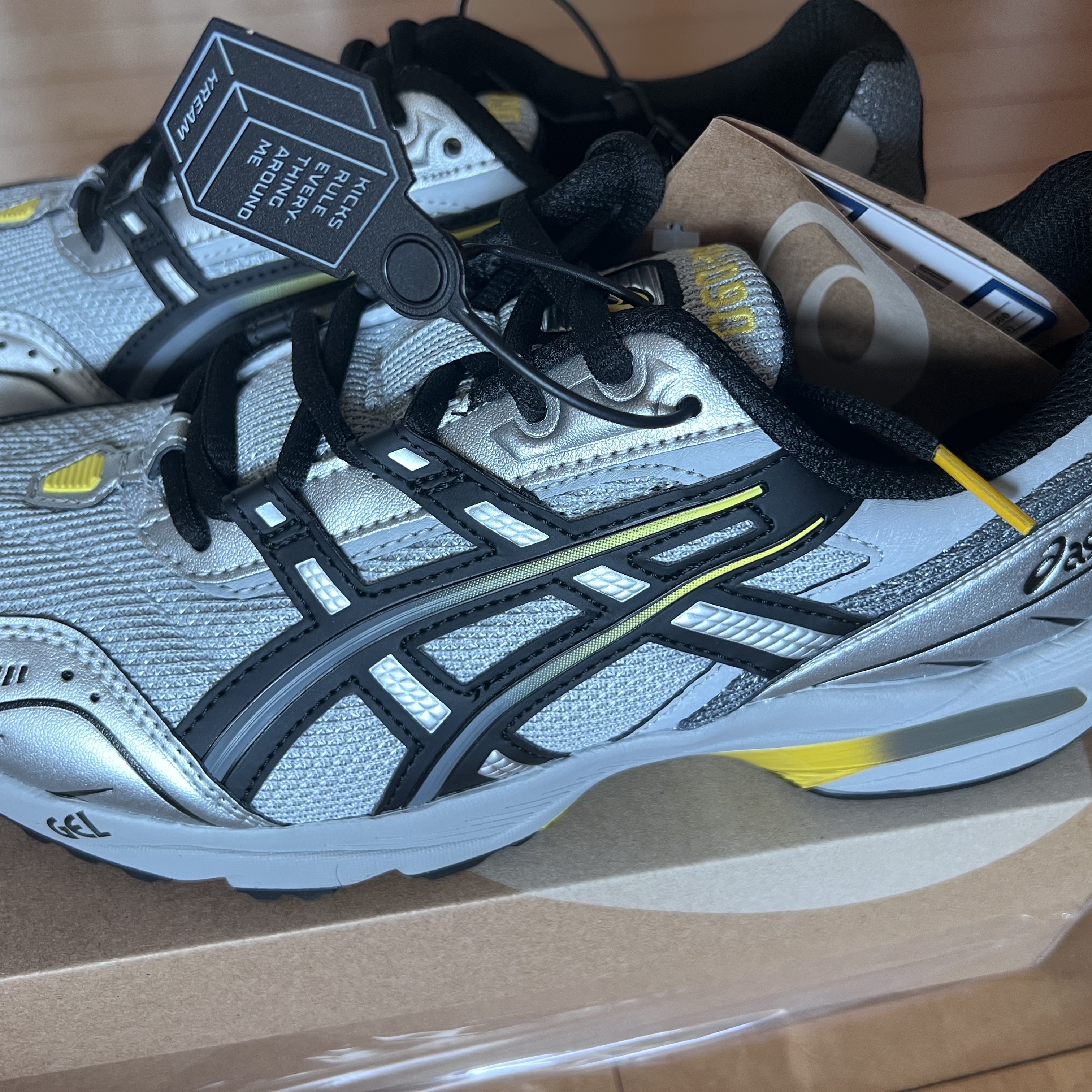 Asics Gel-1090 Mid Grey Black 착용 스타일 - 2