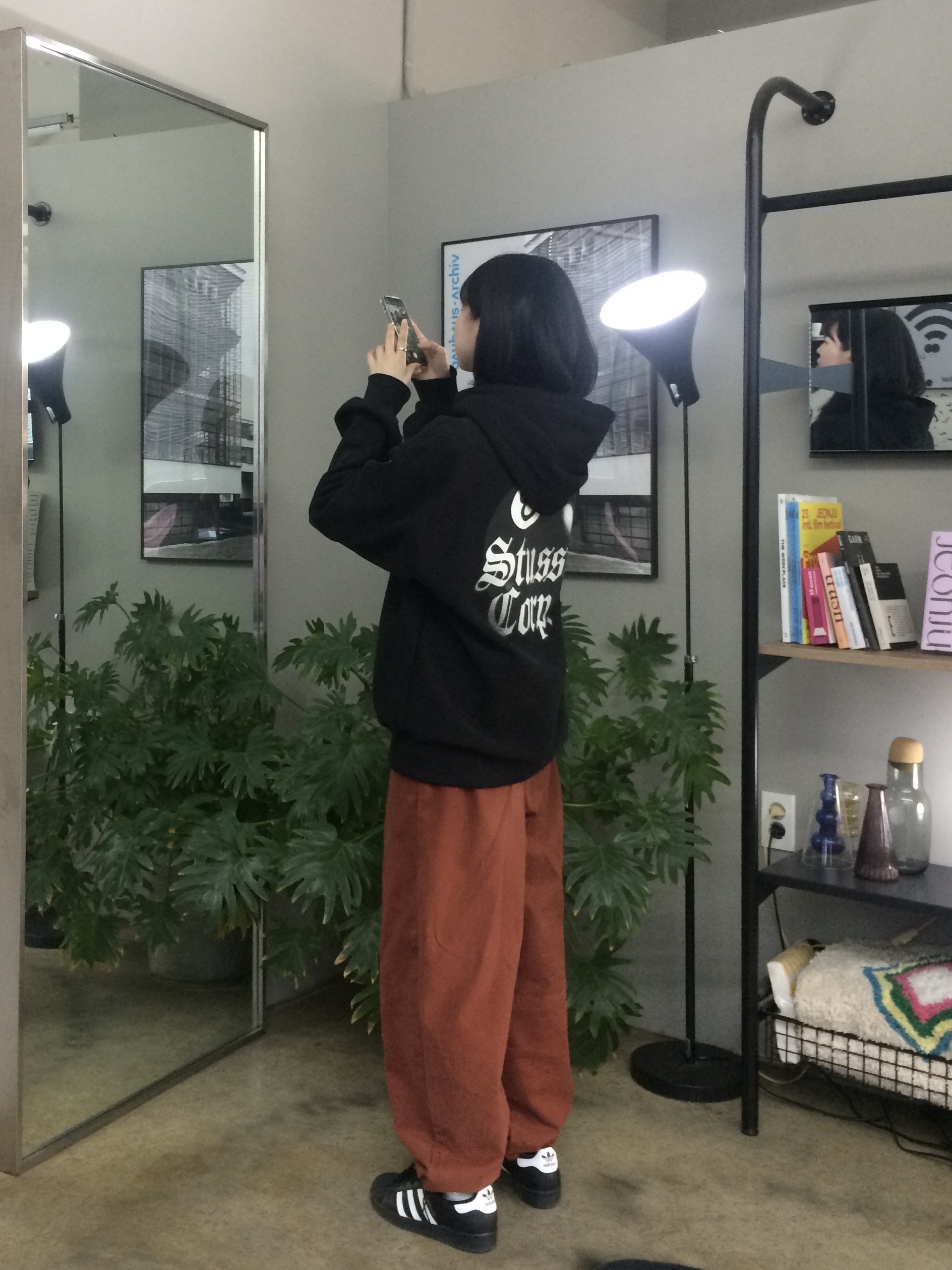 Stussy 8 Ball Corp Hoodie Black, Adidas Superstar Core Black White 착용 스타일 - 1