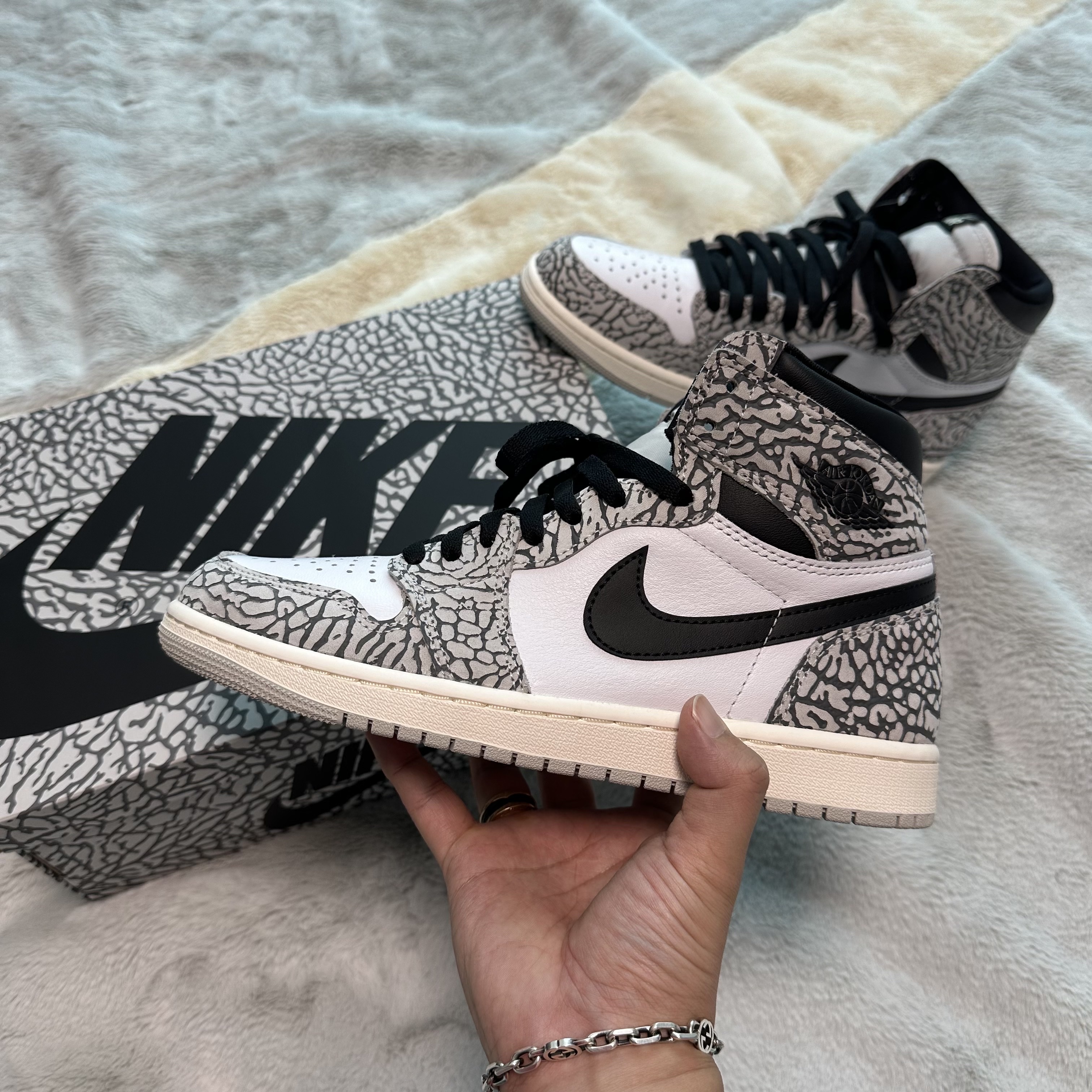 Jordan 1 Retro High OG White Cement 착용 스타일 - 1