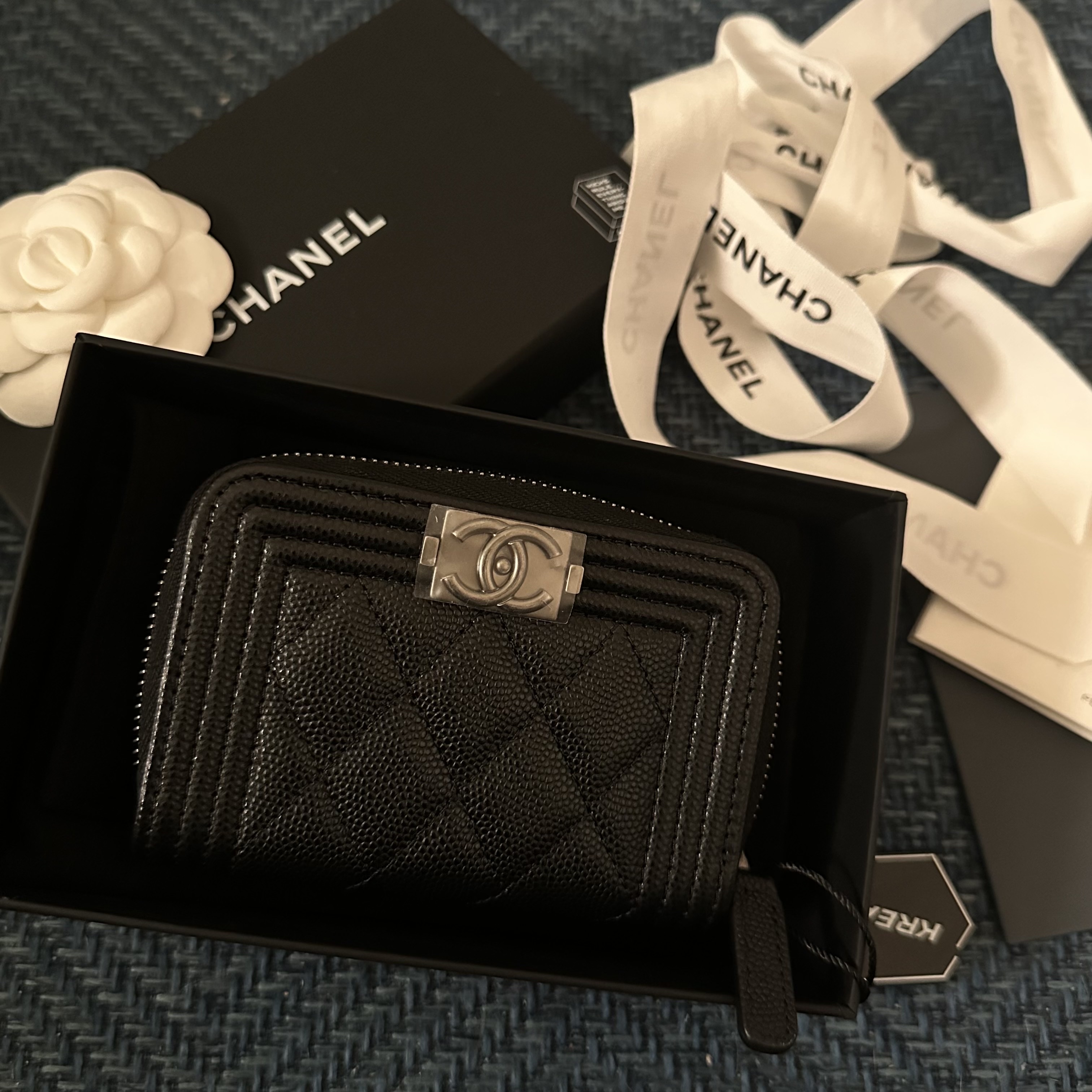 Chanel Boy Chanel Zipped Coin Purse Grained Calfskin & Ruthenium Black 착용 스타일