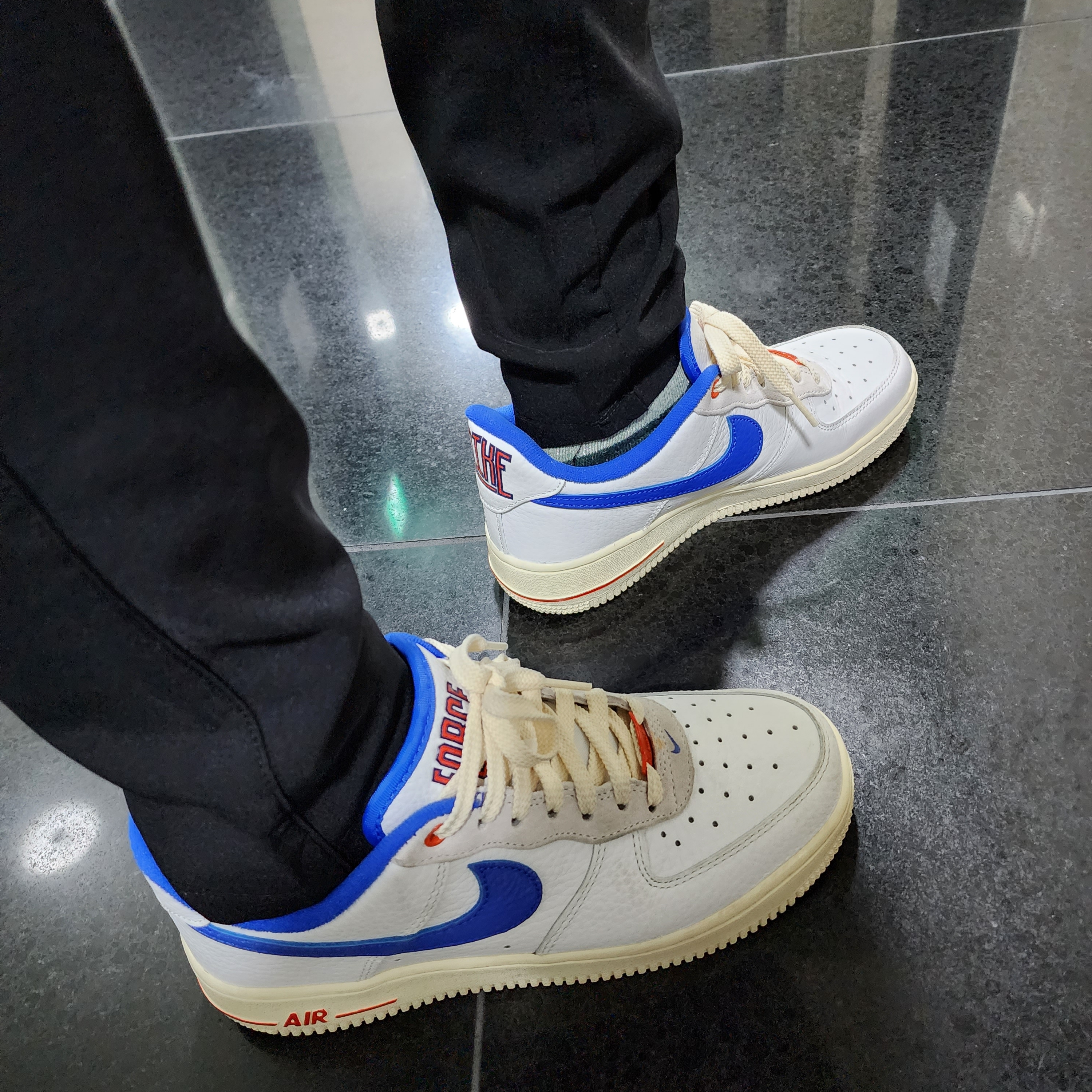 (W) Nike Air Force 1 '07 LX University Blue and Summit White 착용 스타일