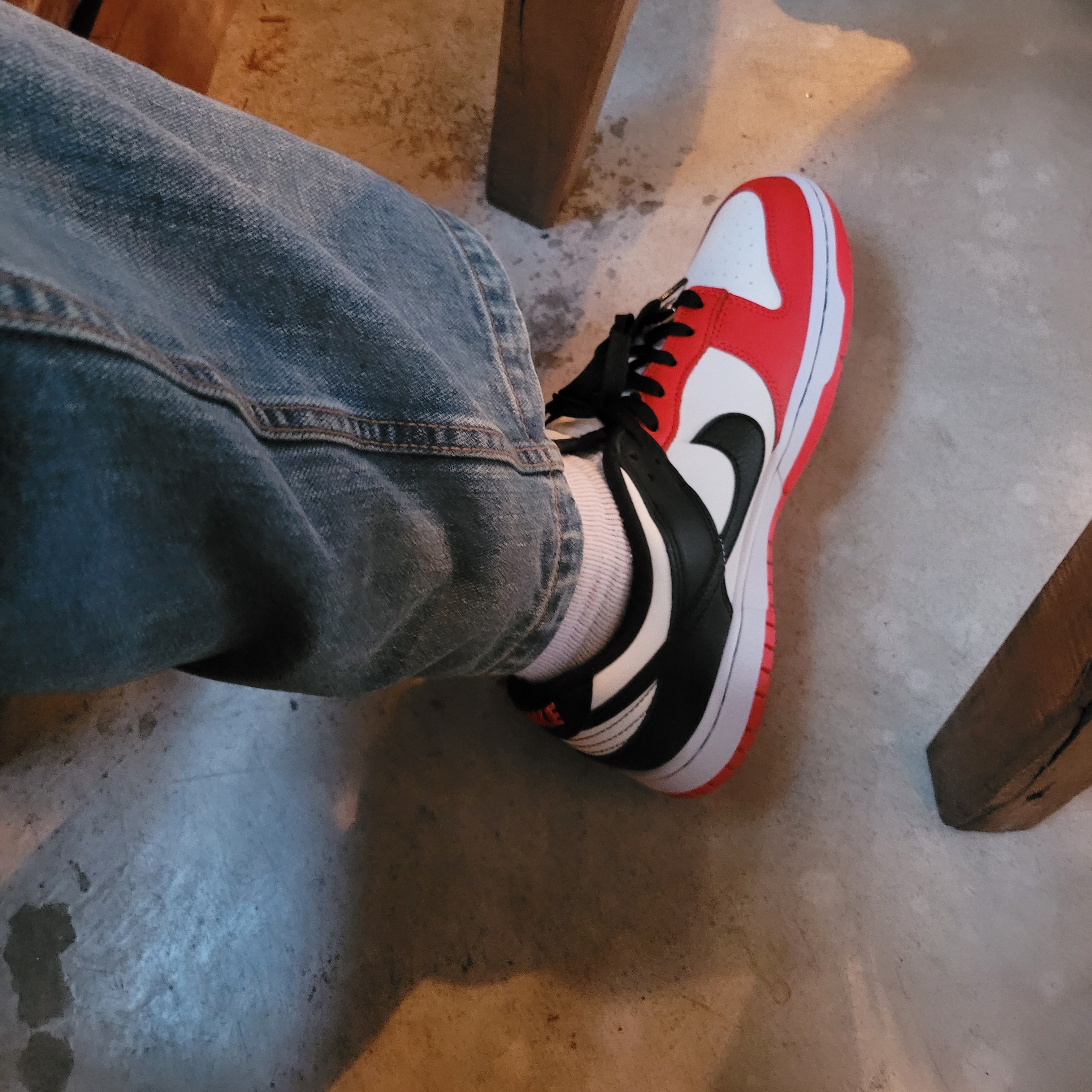 Nike x NBA Dunk Low Retro EMB Black and Chile Red 착용 스타일