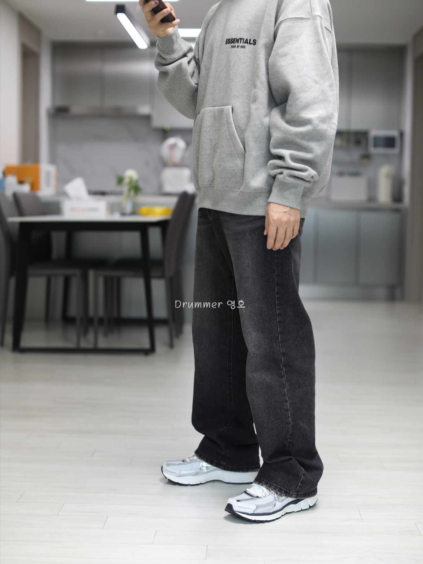 (W) Nike Zoom Vomero 5 Photon Dust and Metallic Silver 착용 스타일