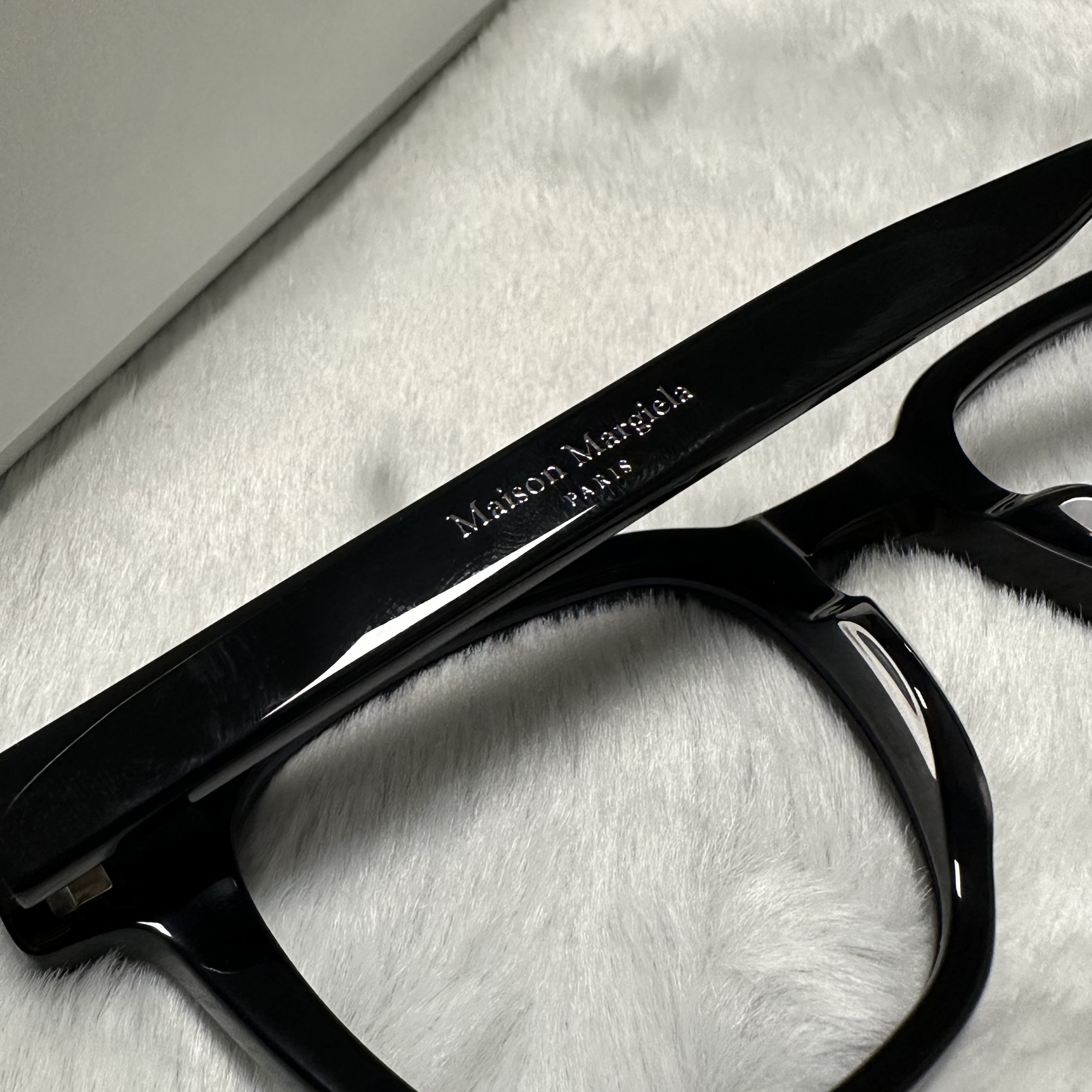Gentle Monster x Maison Margiela MM010 Clear Black 착용 스타일 - 3