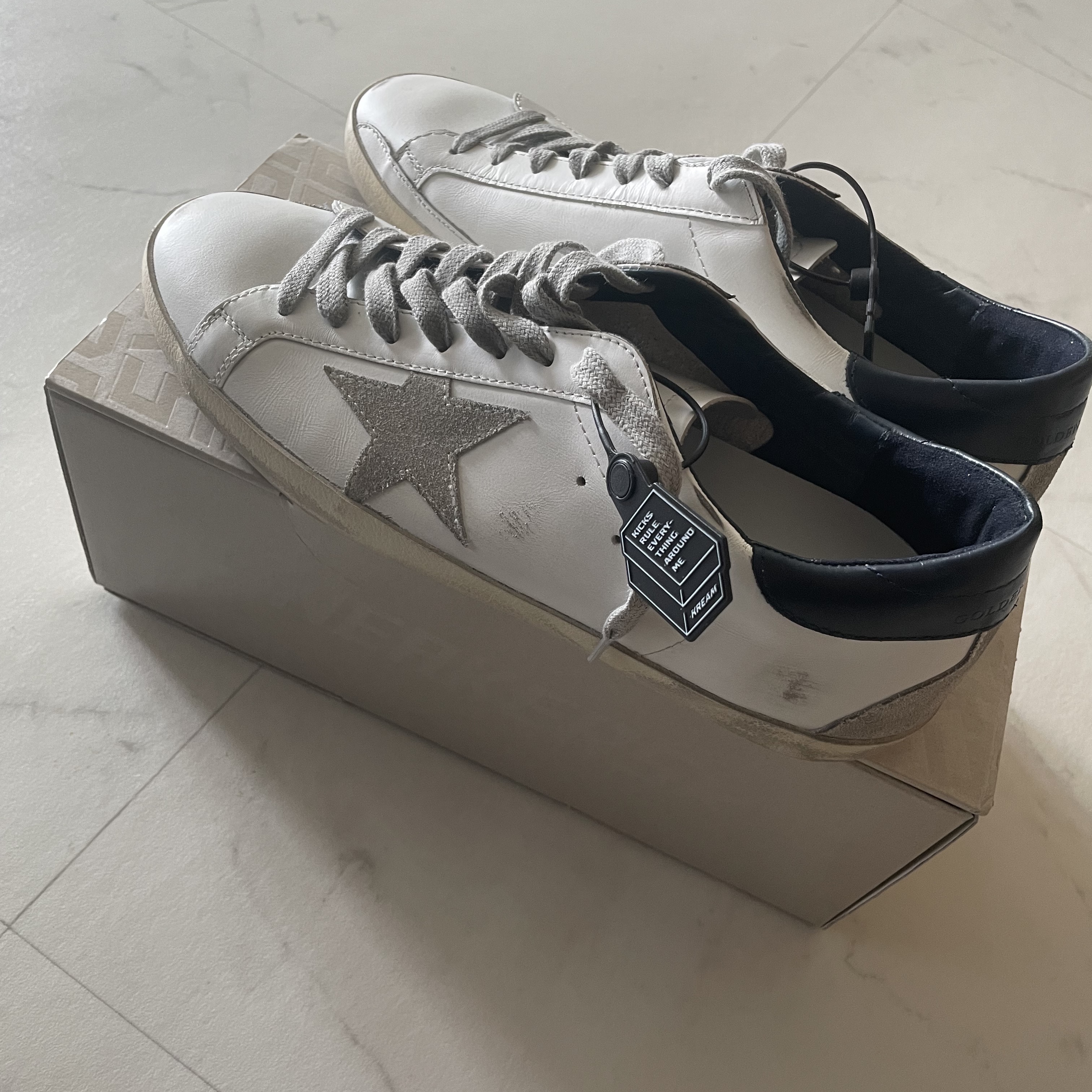 Golden Goose Superstar White Cream Blue Heel Tab Sneakers 착용 스타일 - 1
