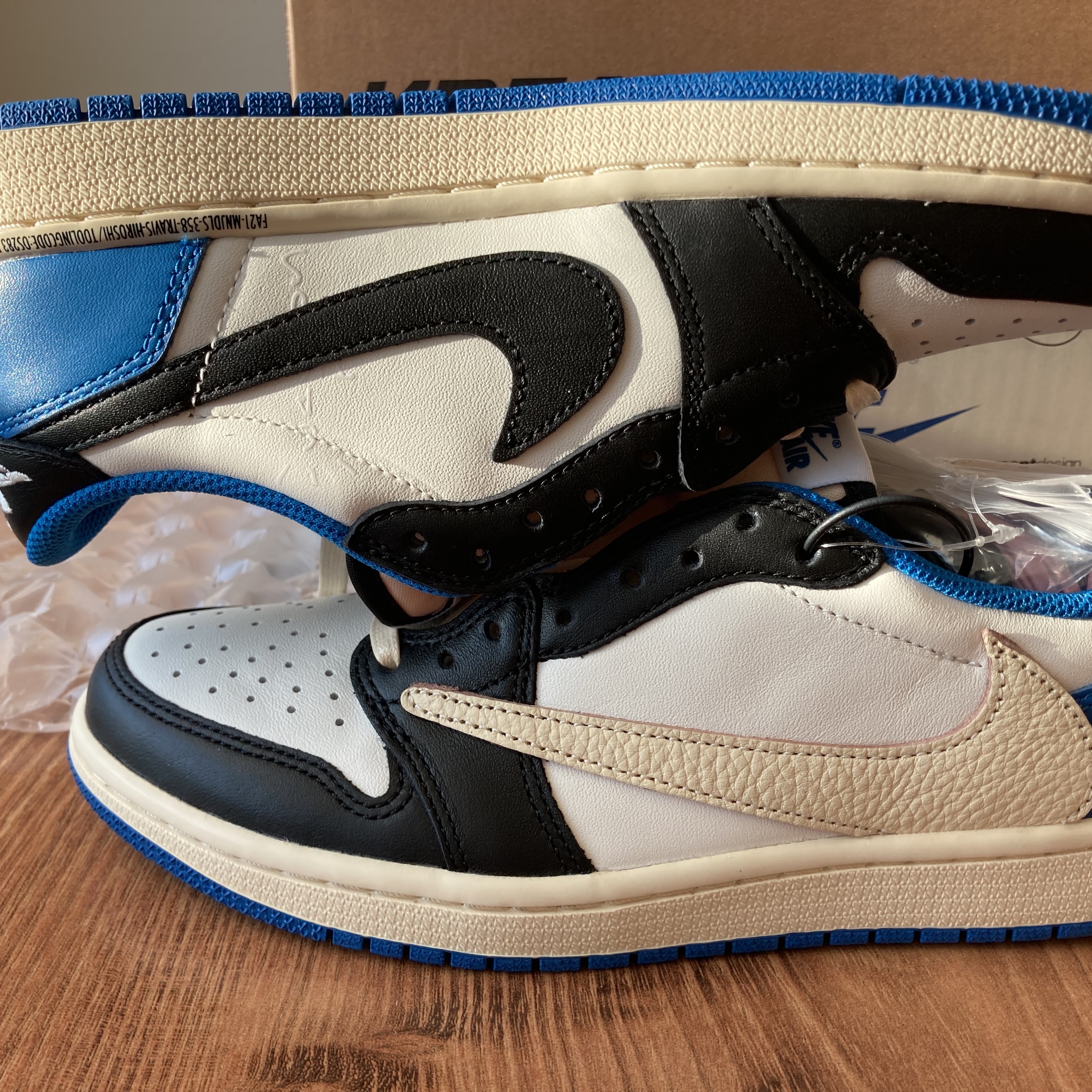 Jordan 1 x Travis Scott x Fragment Retro Low OG SP Military Blue 착용 스타일