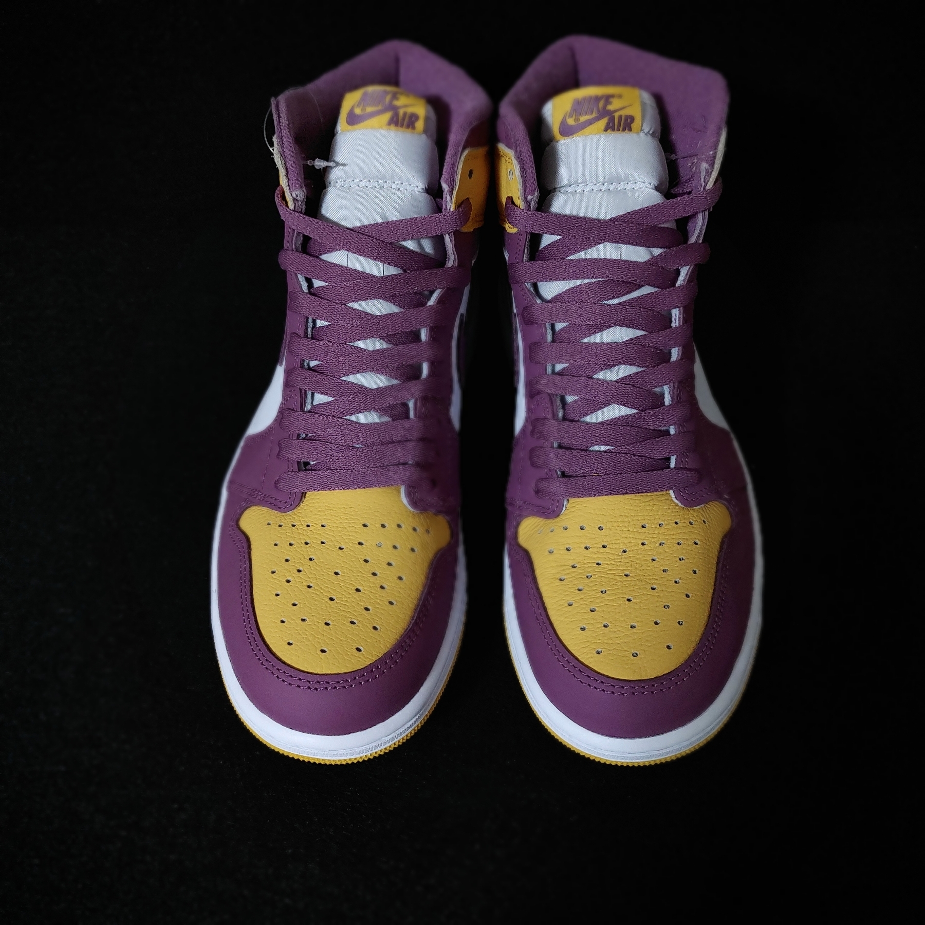 Jordan 1 Retro High OG University Gold Light Bordeaux 착용 스타일 - 1