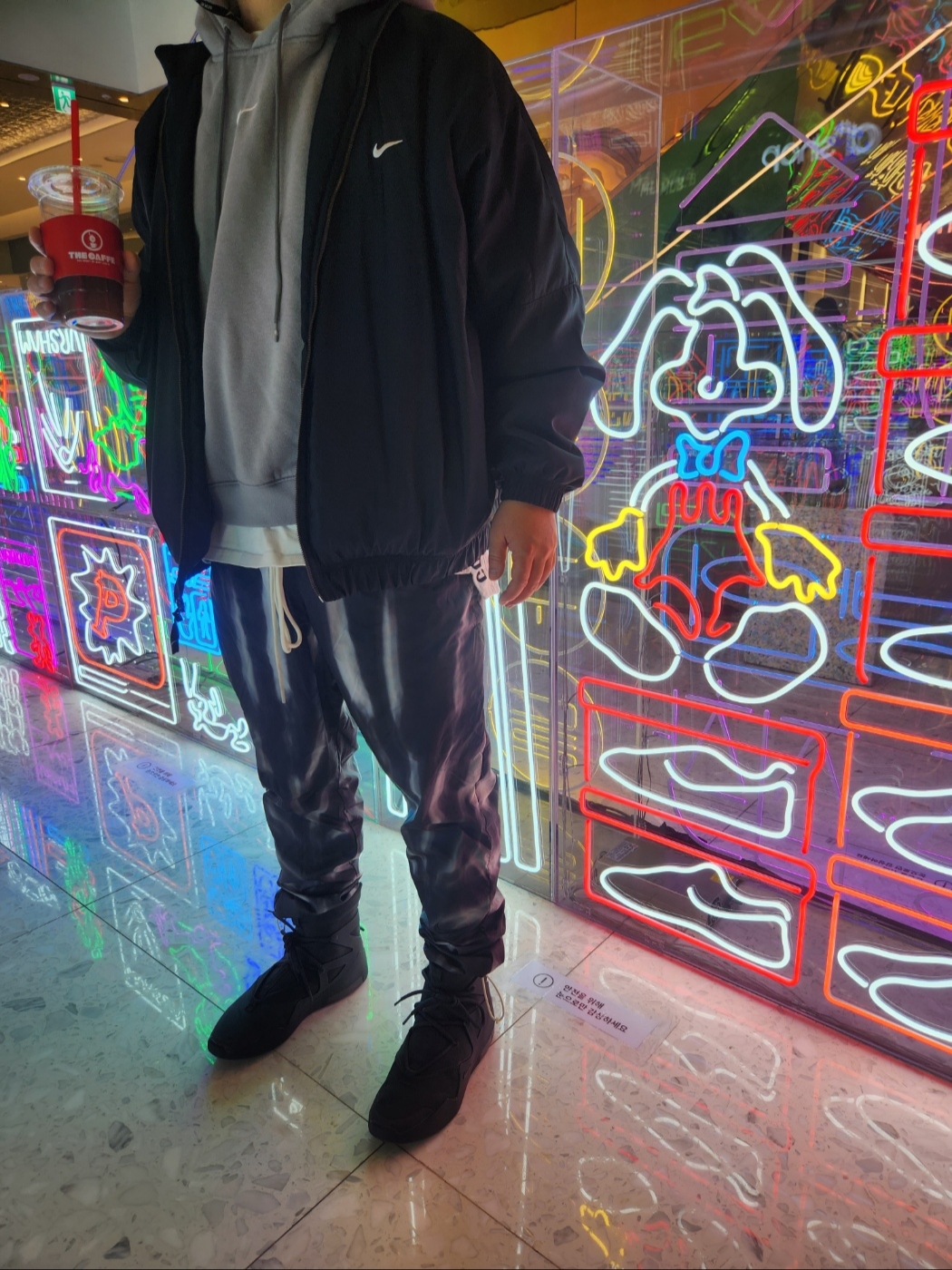 Nike x Fear of God Air Fear of God 1 Triple Black, Nike x Fear of God AOP Pants Black 착용 스타일 - 1