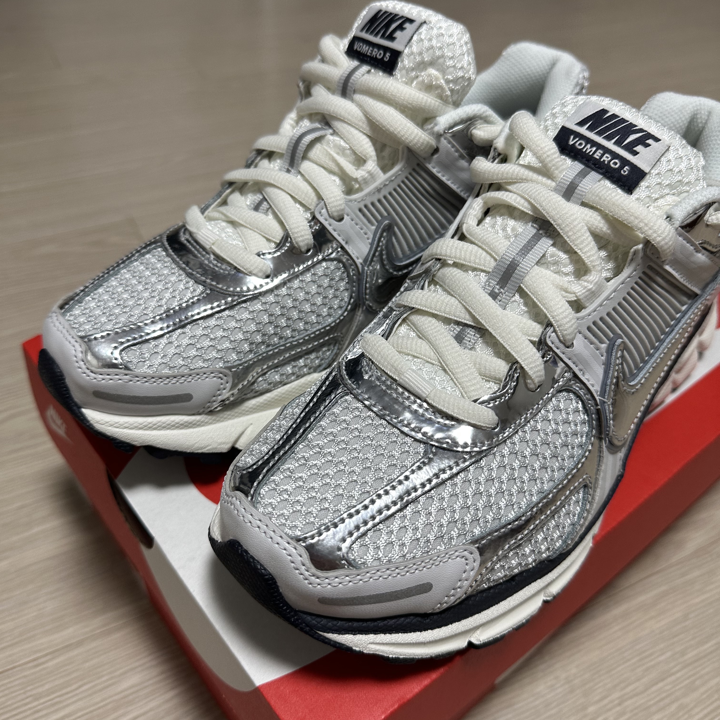 (W) Nike Zoom Vomero 5 Photon Dust and Metallic Silver 착용 스타일 - 3