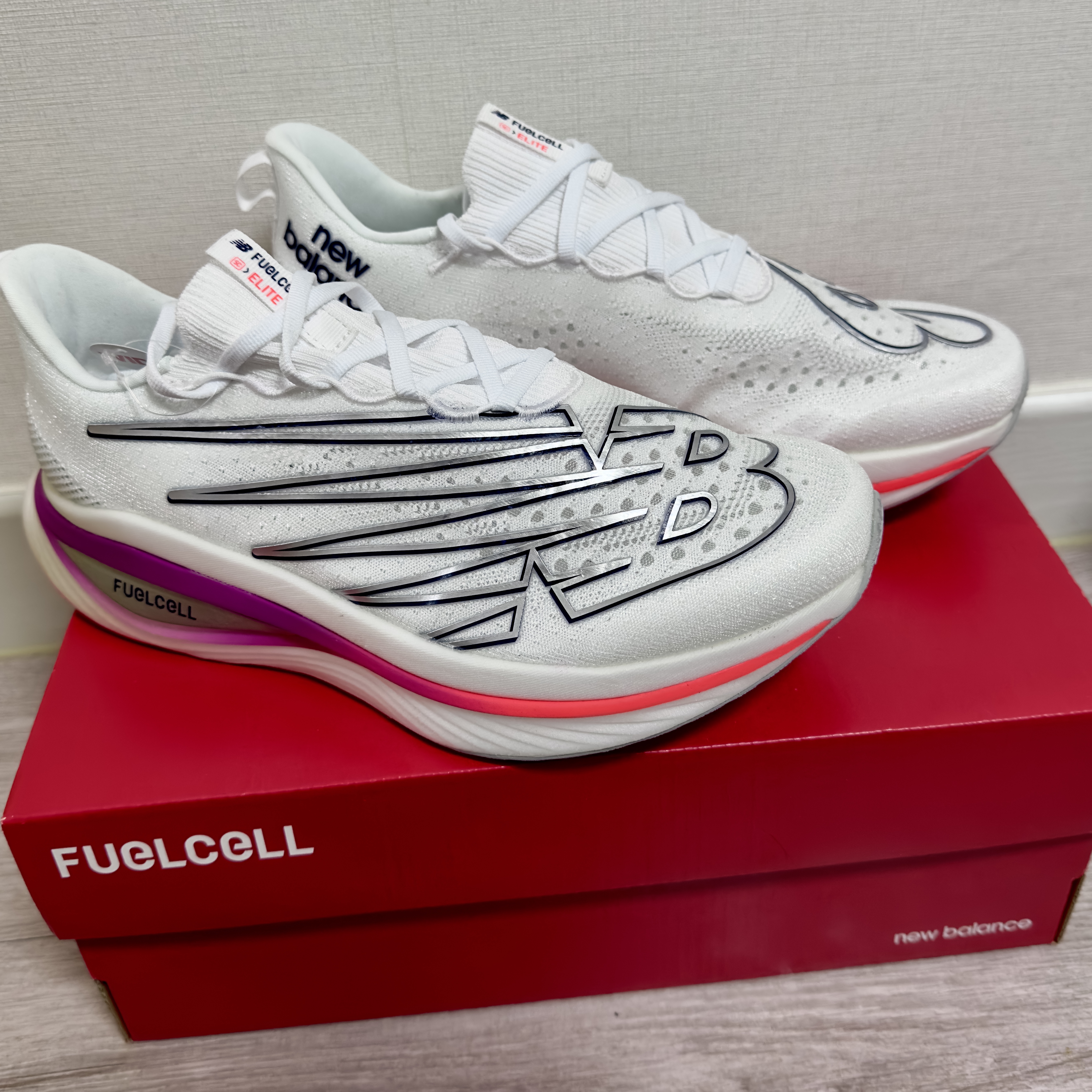 New Balance FuelCell SC Elite v3 White - D Standard 착용 스타일