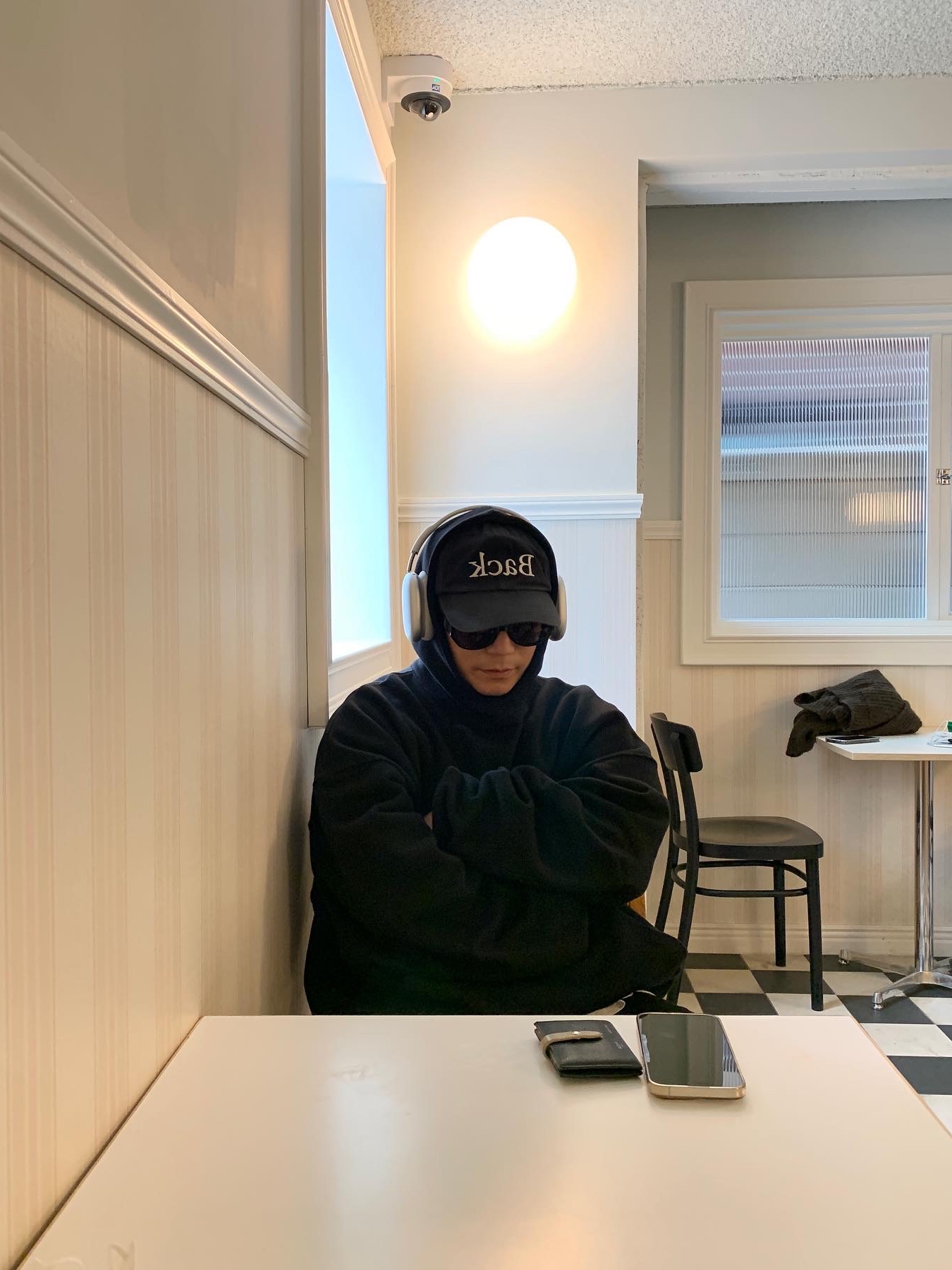 Maison Mihara Yasuhiro Blakey VL OG Sole Leather Low-top Sneakers White, Apple AirPods Max Lightning Silver (Korean Ver.) 착용 스타일 - 5