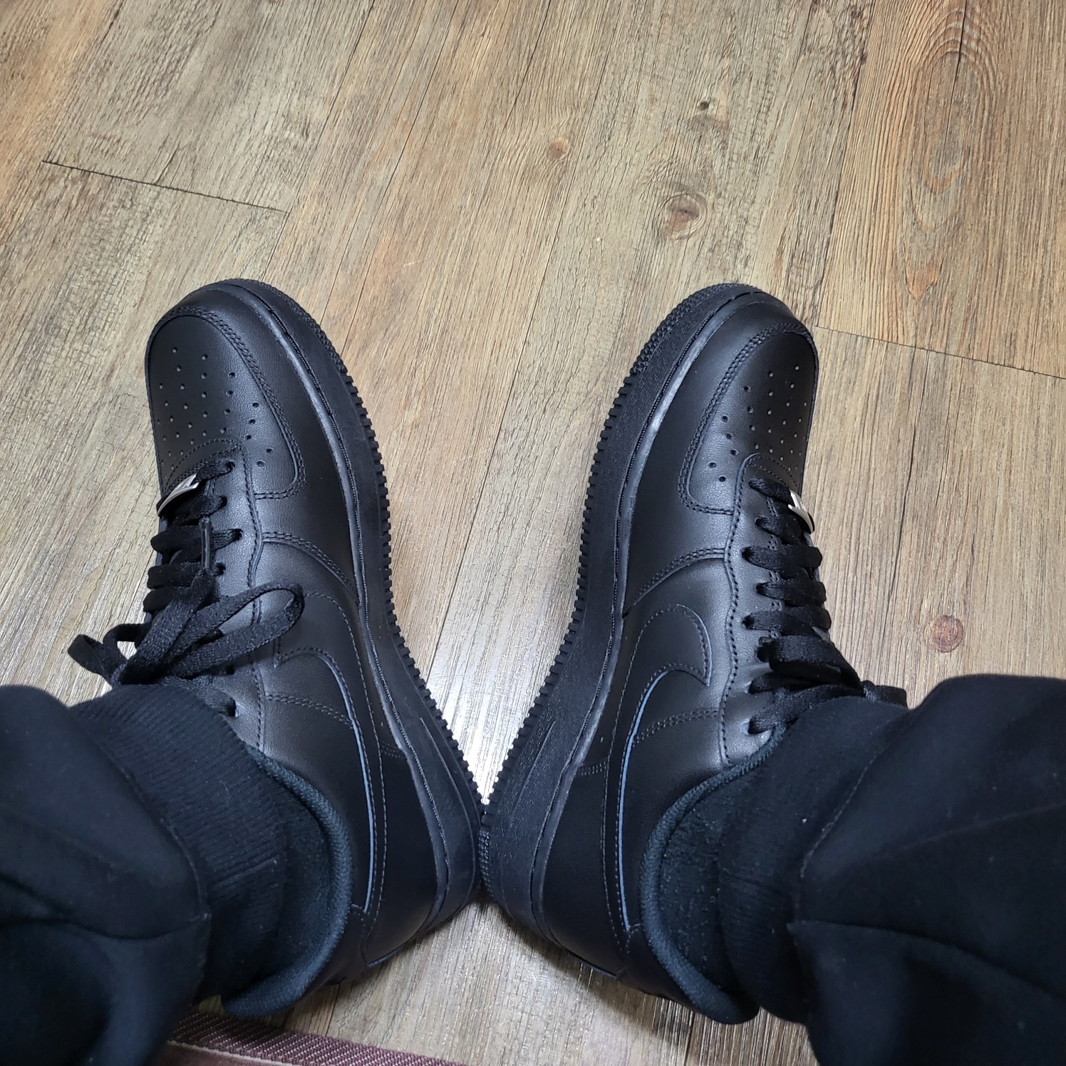 Nike Air Force 1 '07 Low Triple Black 착용 스타일