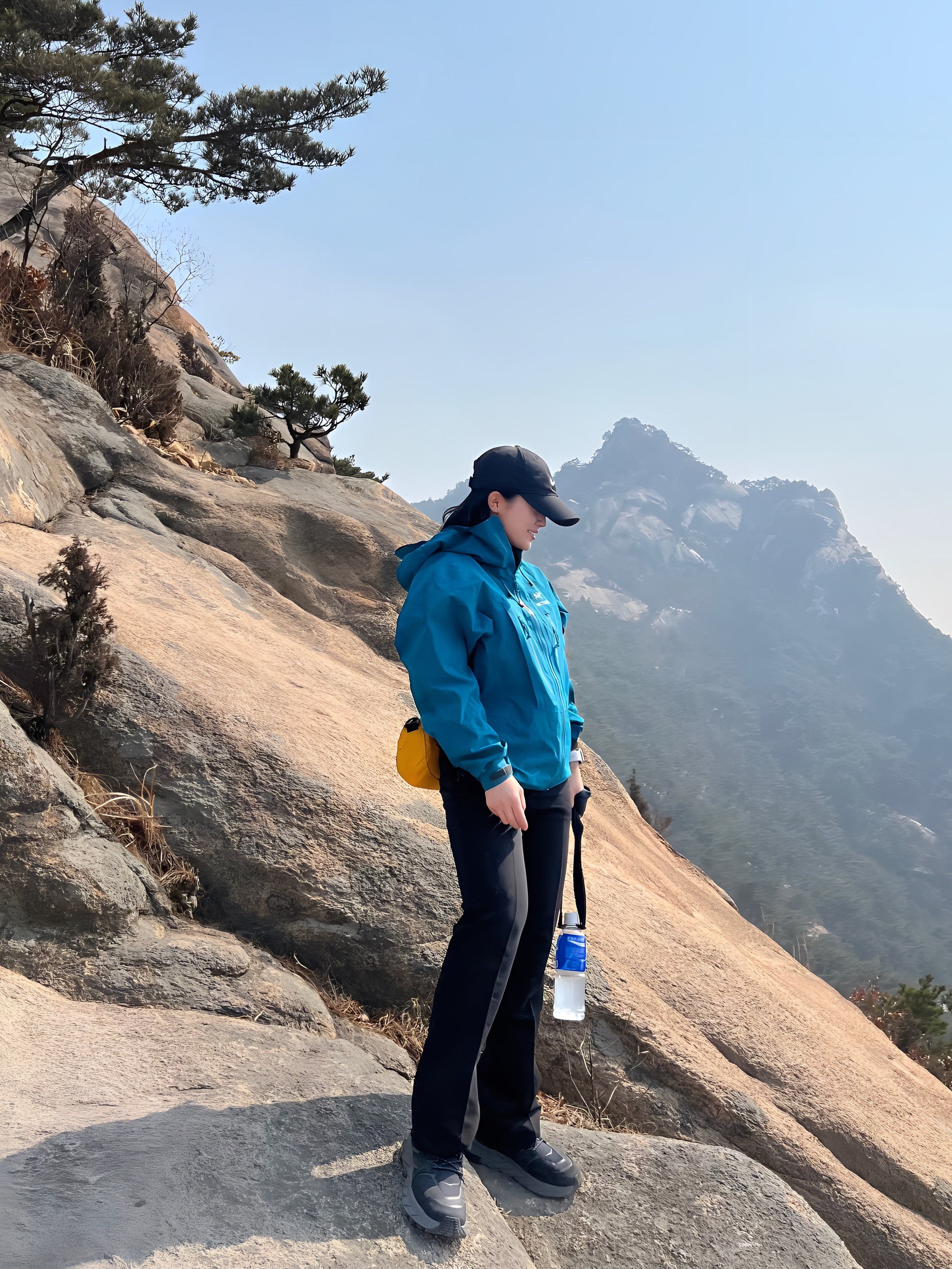 Hoka Kaha 2 Gore-Tex Black, (W) Arc'teryx Alpha SV Jacket Awestruck 착용 스타일 - 1
