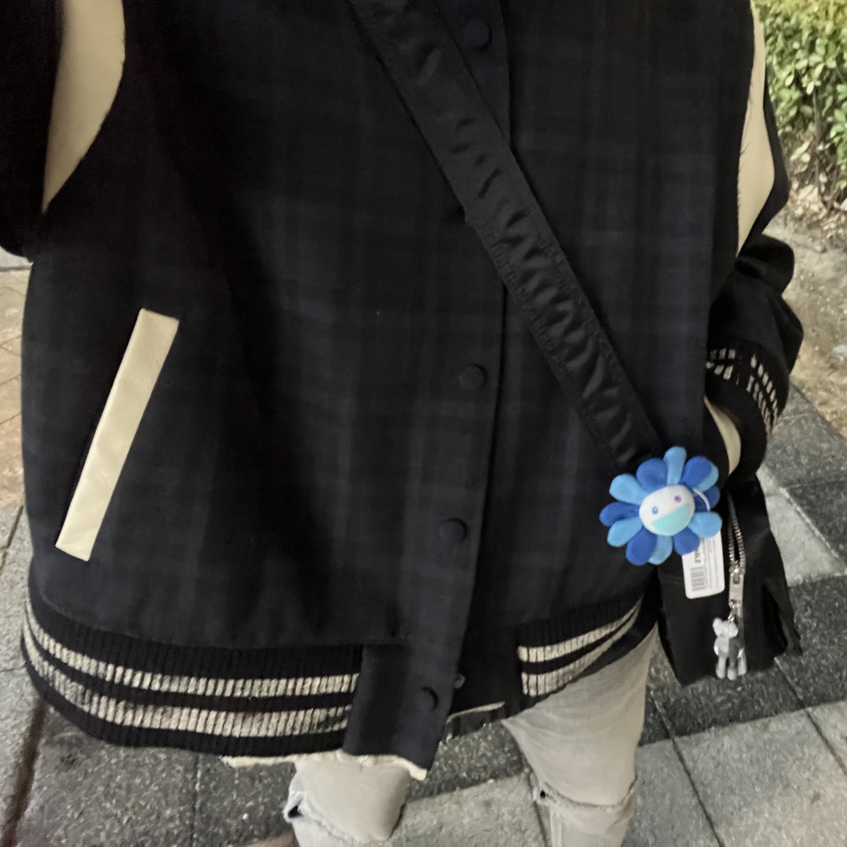 Ader Error Tedd Jacket Noir, Kaws Tokyo First Companion Flayed Keychain Grey 착용 스타일