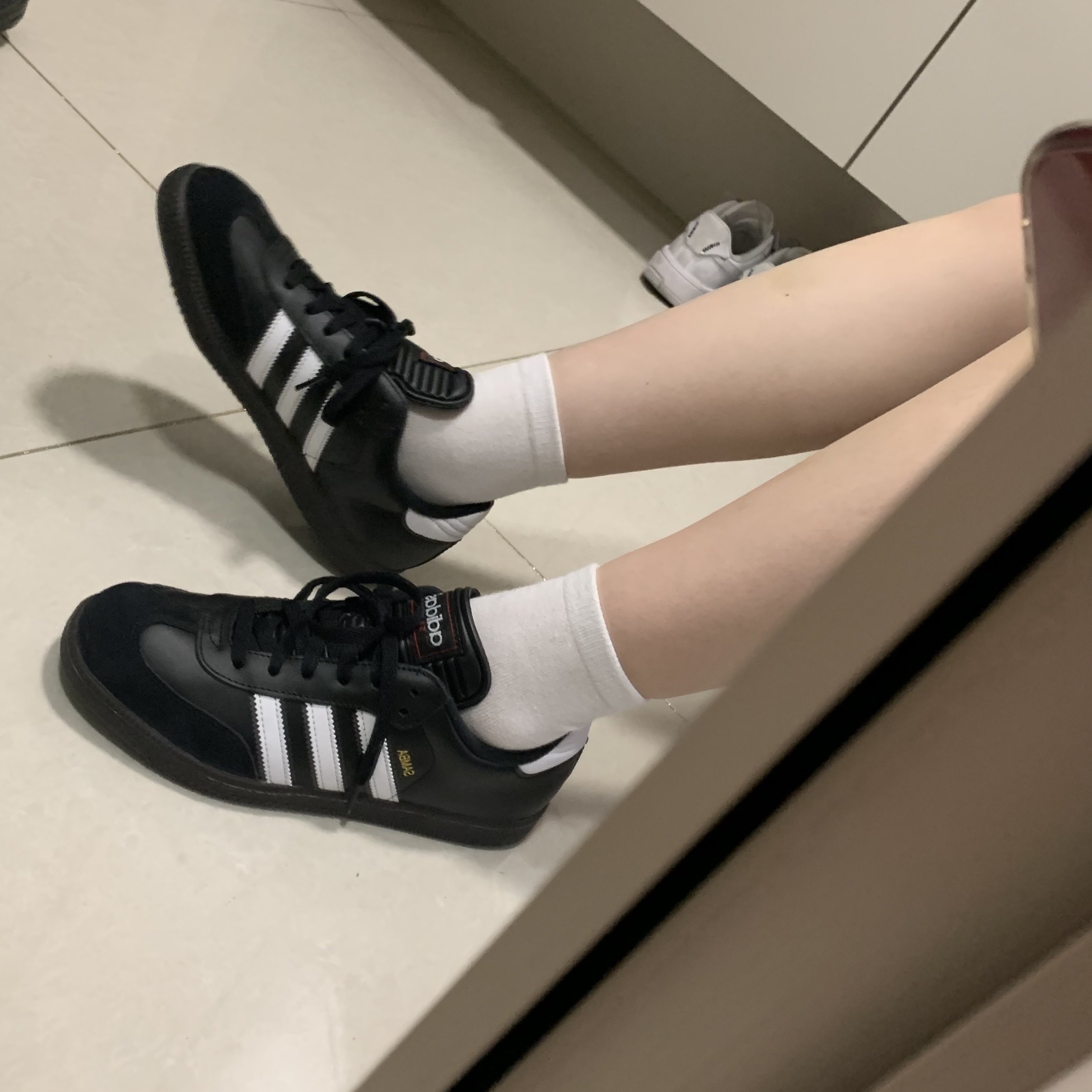 (J) Adidas Samba Classic Core Black, (W) Nike Air Force 1 Fontanka White 착용 스타일 - 3
