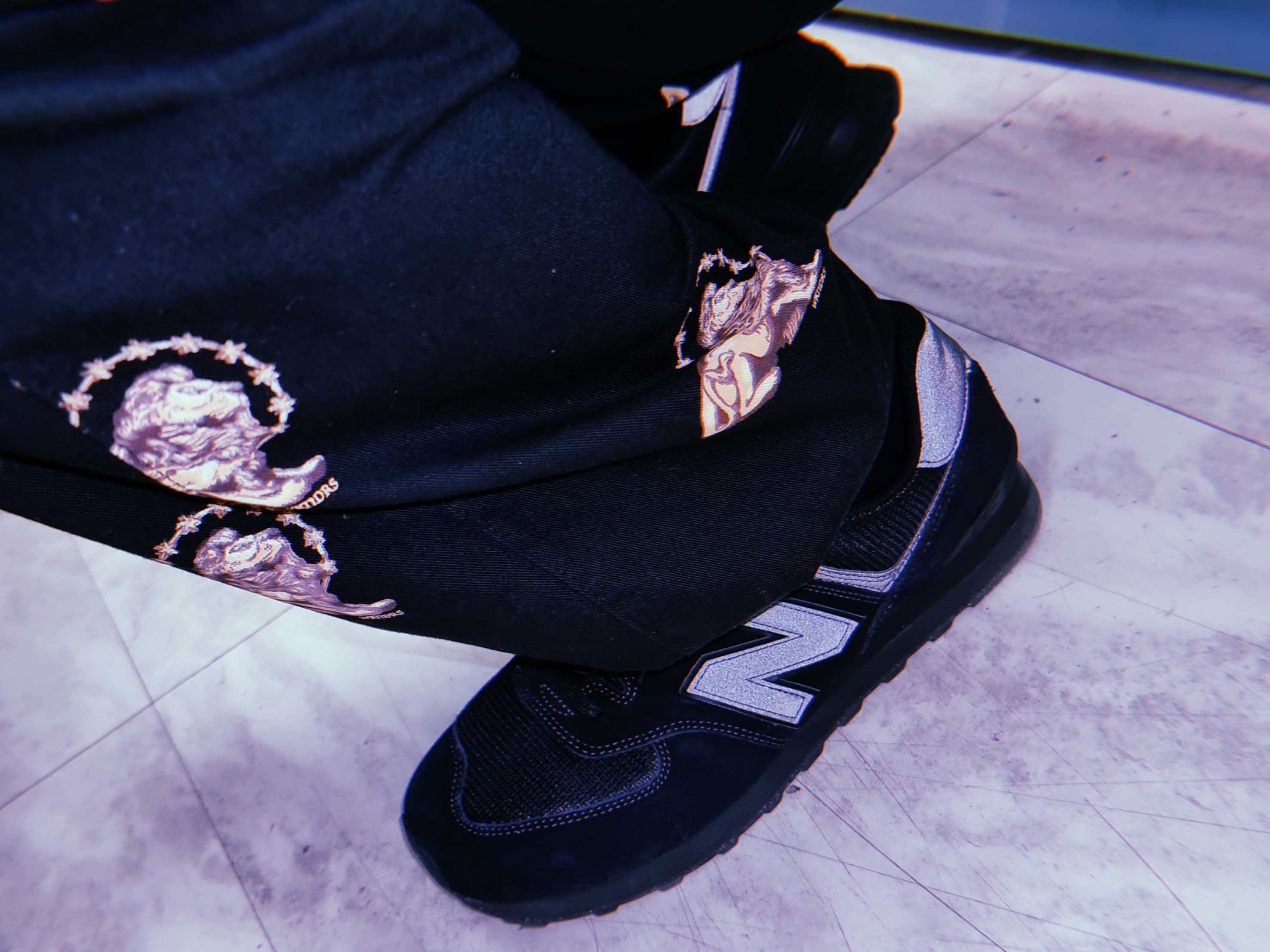 New Balance 574 Triple Black - D Standard 착용 스타일 - 4