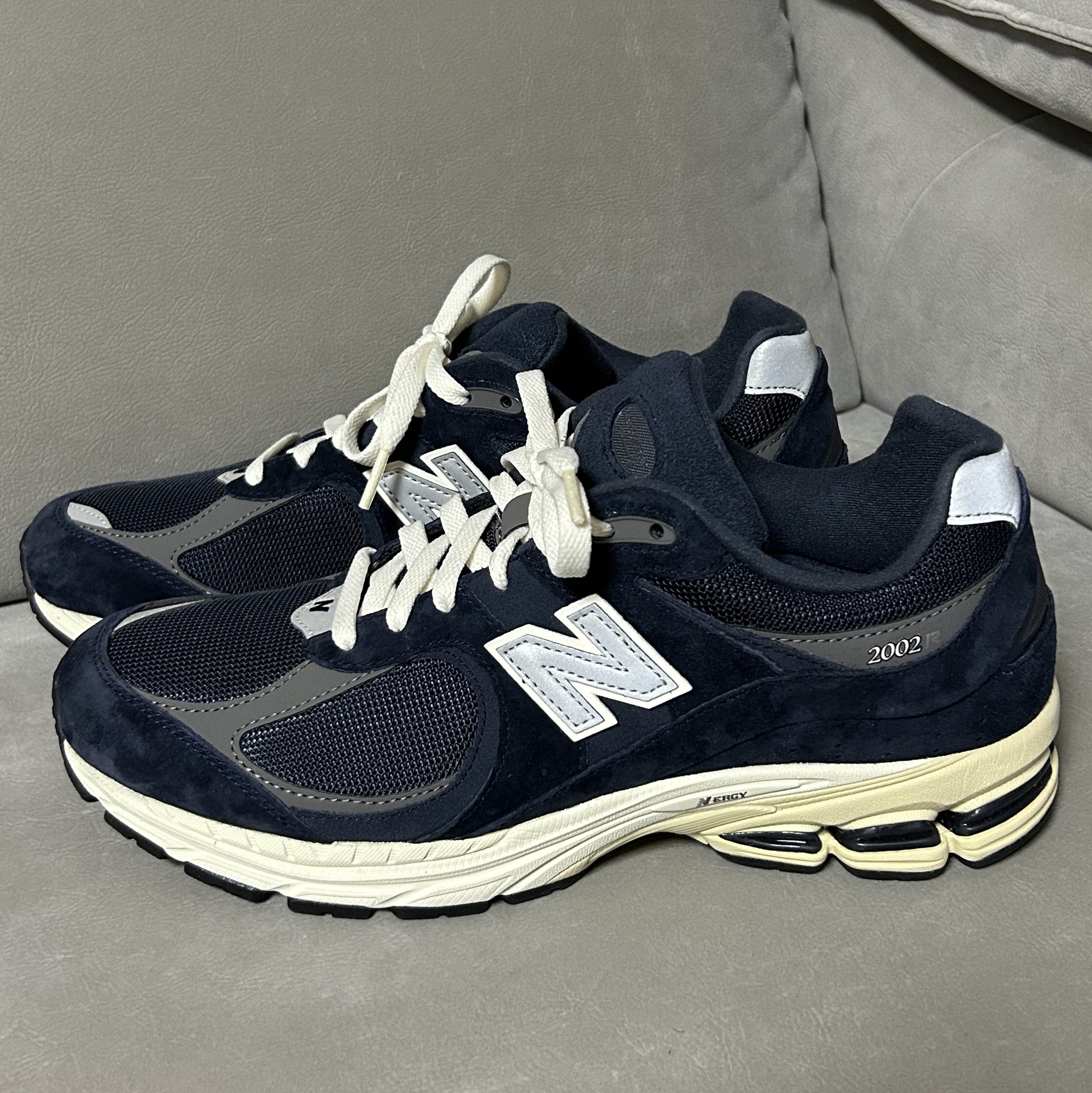 New Balance 2002R Eclipse Castlerock 착용 스타일 - 1