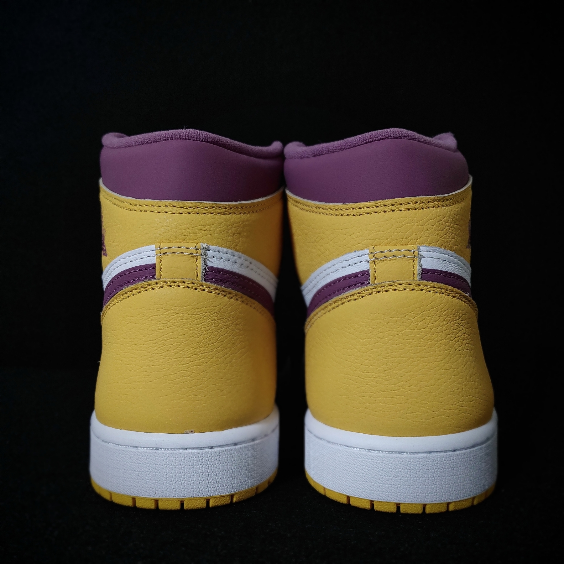 Jordan 1 Retro High OG University Gold Light Bordeaux 착용 스타일 - 3