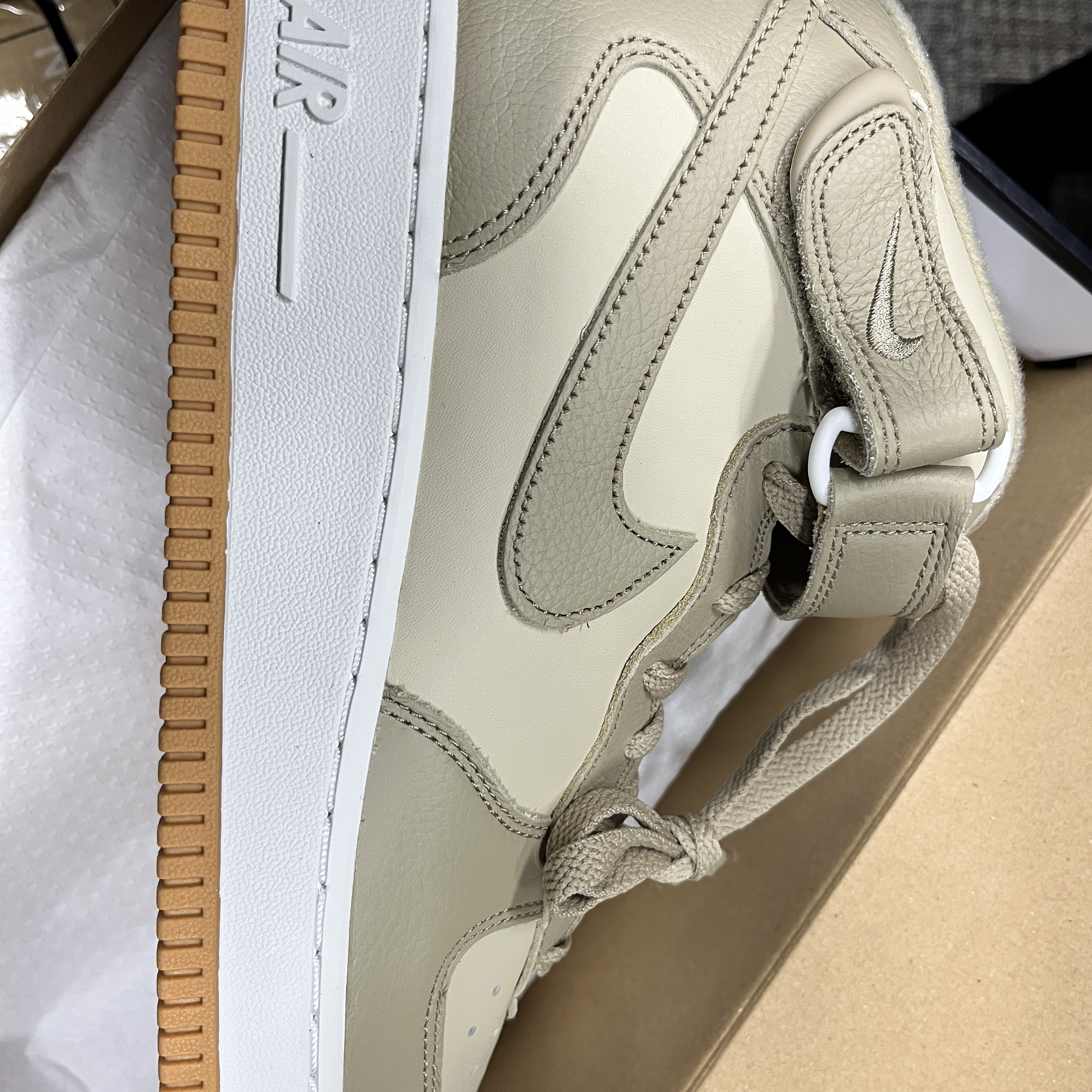 Nike Air Force 1 Mid '07 LX Limestone 착용 스타일