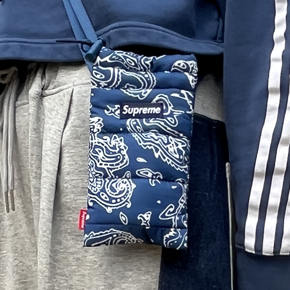 Supreme Puffer Neck Pouch Blue Paisley - 22FW 착용 스타일 - 3