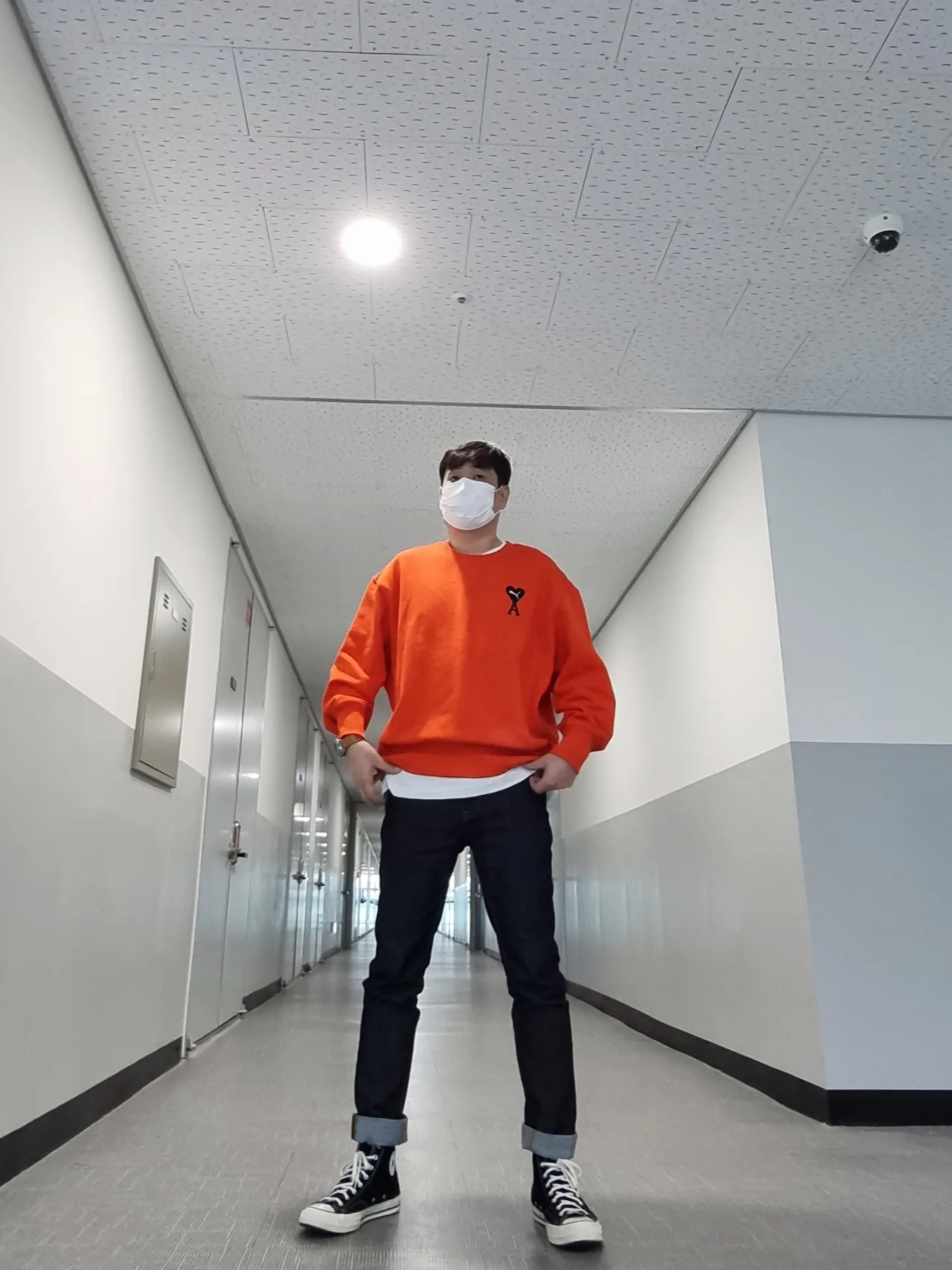 Puma x AMI Crewneck Sweatshirt Orange, Converse Chuck 70 Hi Black 착용 스타일 - 1